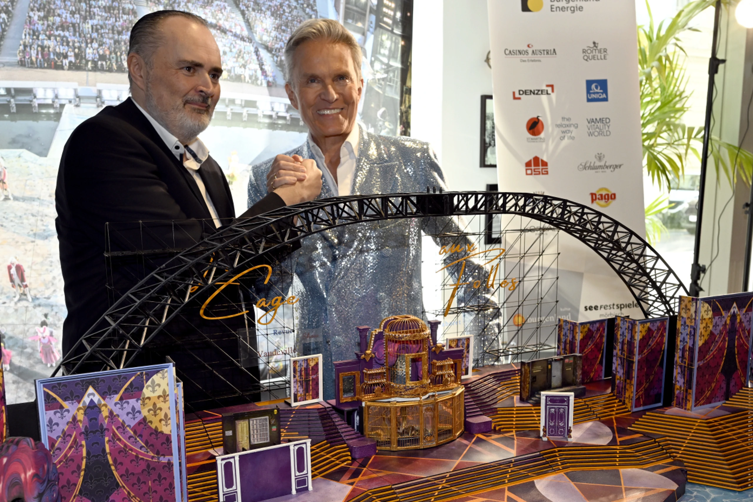 Doskozil und Haider vor einem Modell der Bühne