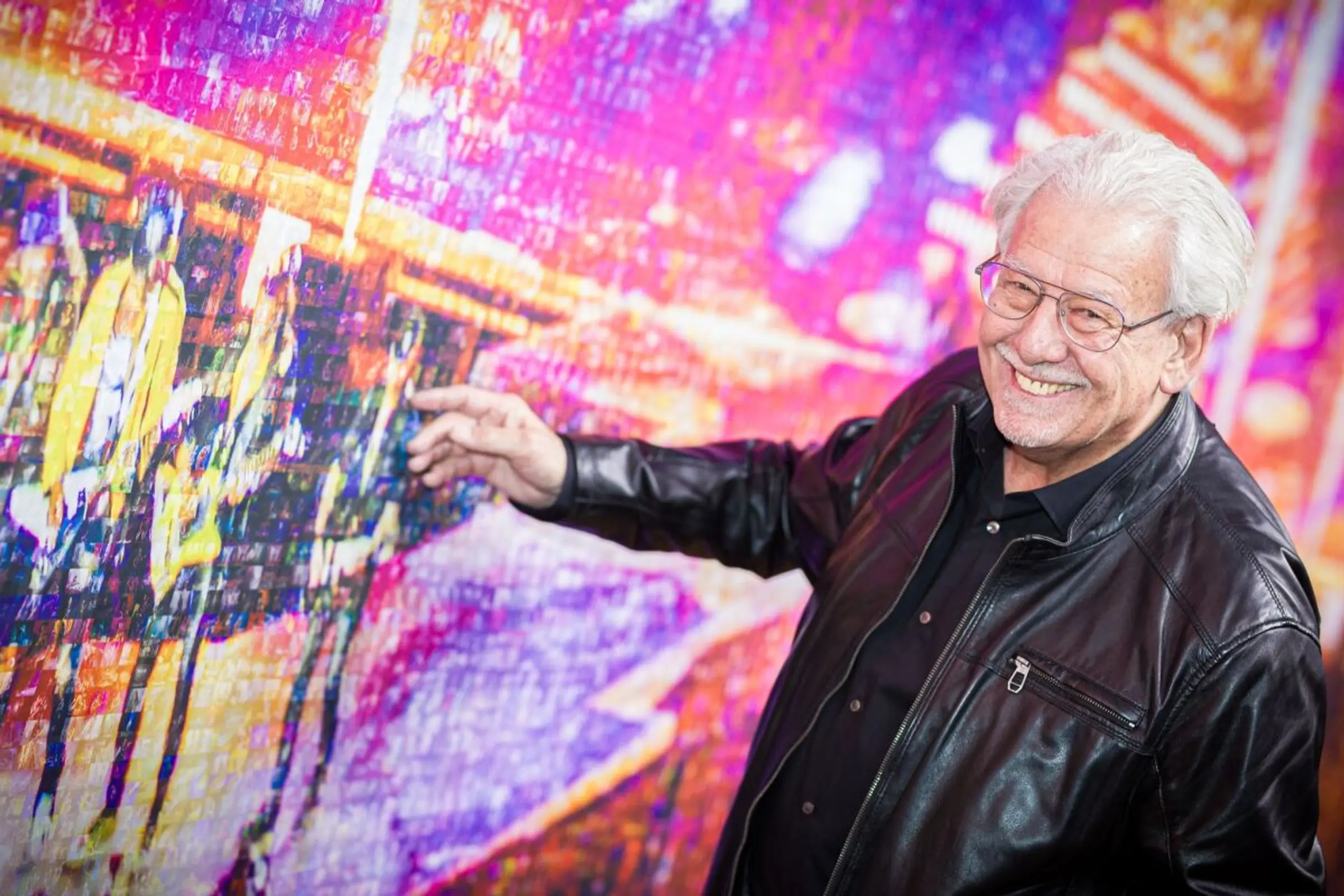 Fotograf Marc Theis vor seiner "Pixel of Rock"-Installation