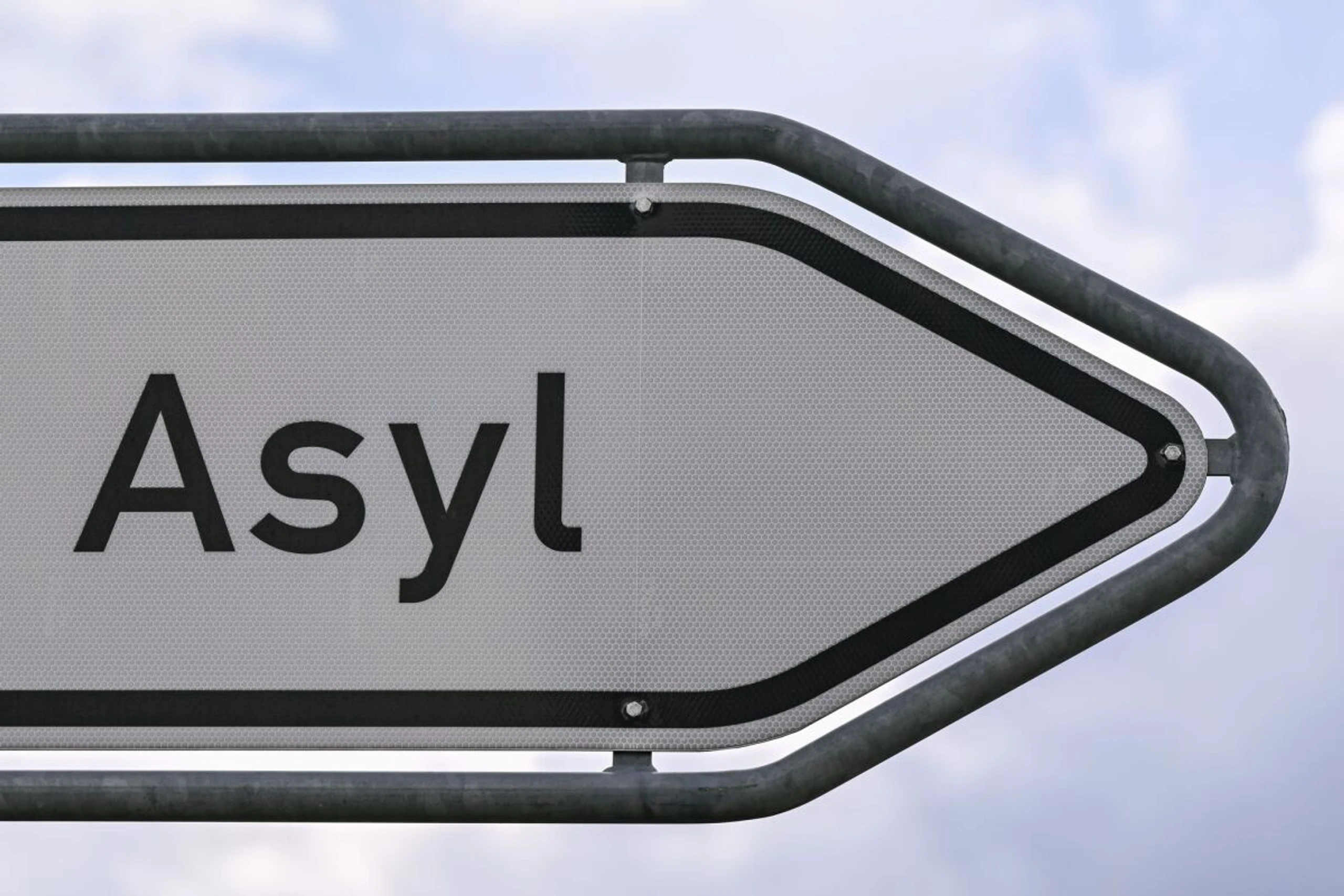 ++ ARCHIVBILD ++ Zahl der Asyl-Anträge geht nach unten