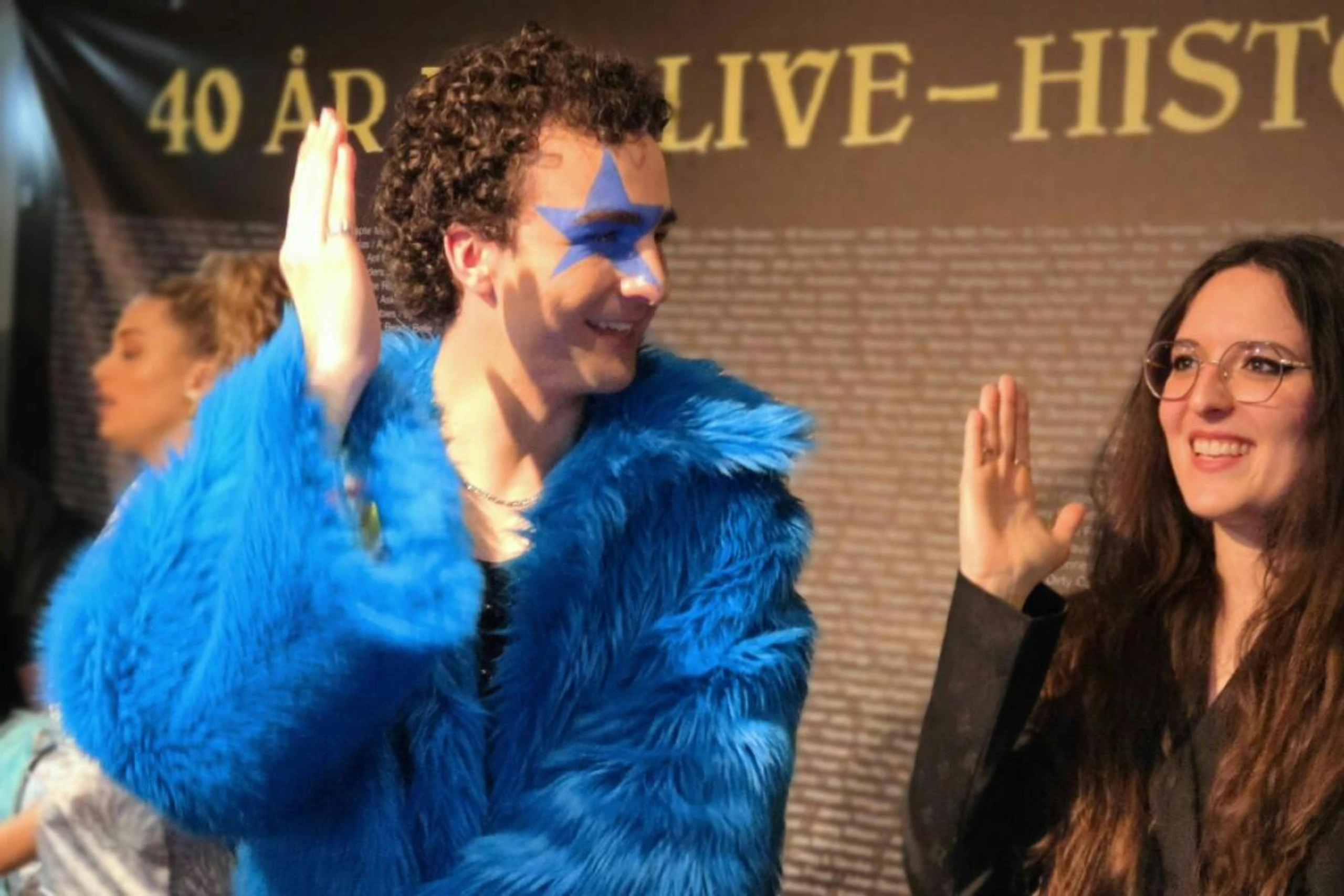 Cosmó übt mit der Schweizer Sängerin Veronica Fusaro seine Dancemoves