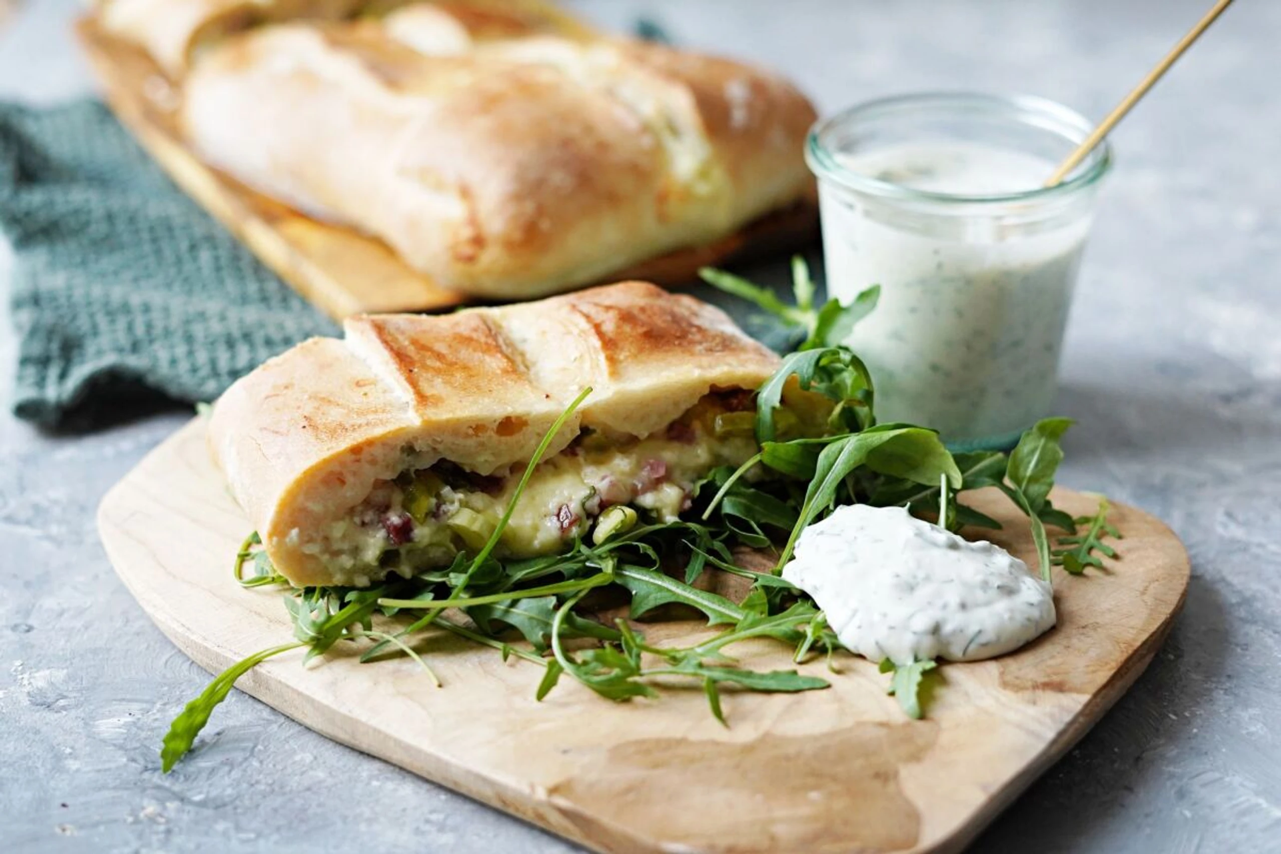 Das Handbrot ist mit Schinken, Gouda und Frühlingszwiebeln gefüllt