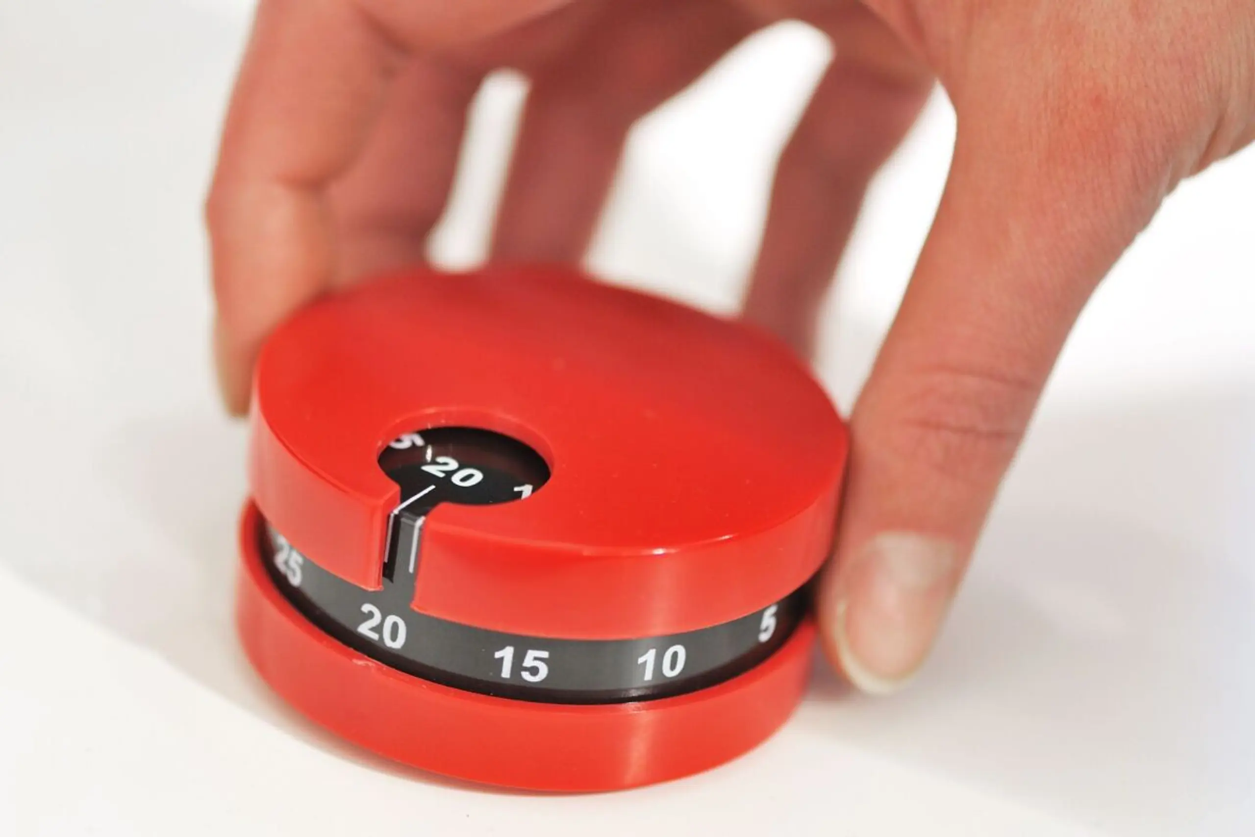 Eine Küchenuhr dient bei der Pomodoro-Technik als Taktgeber