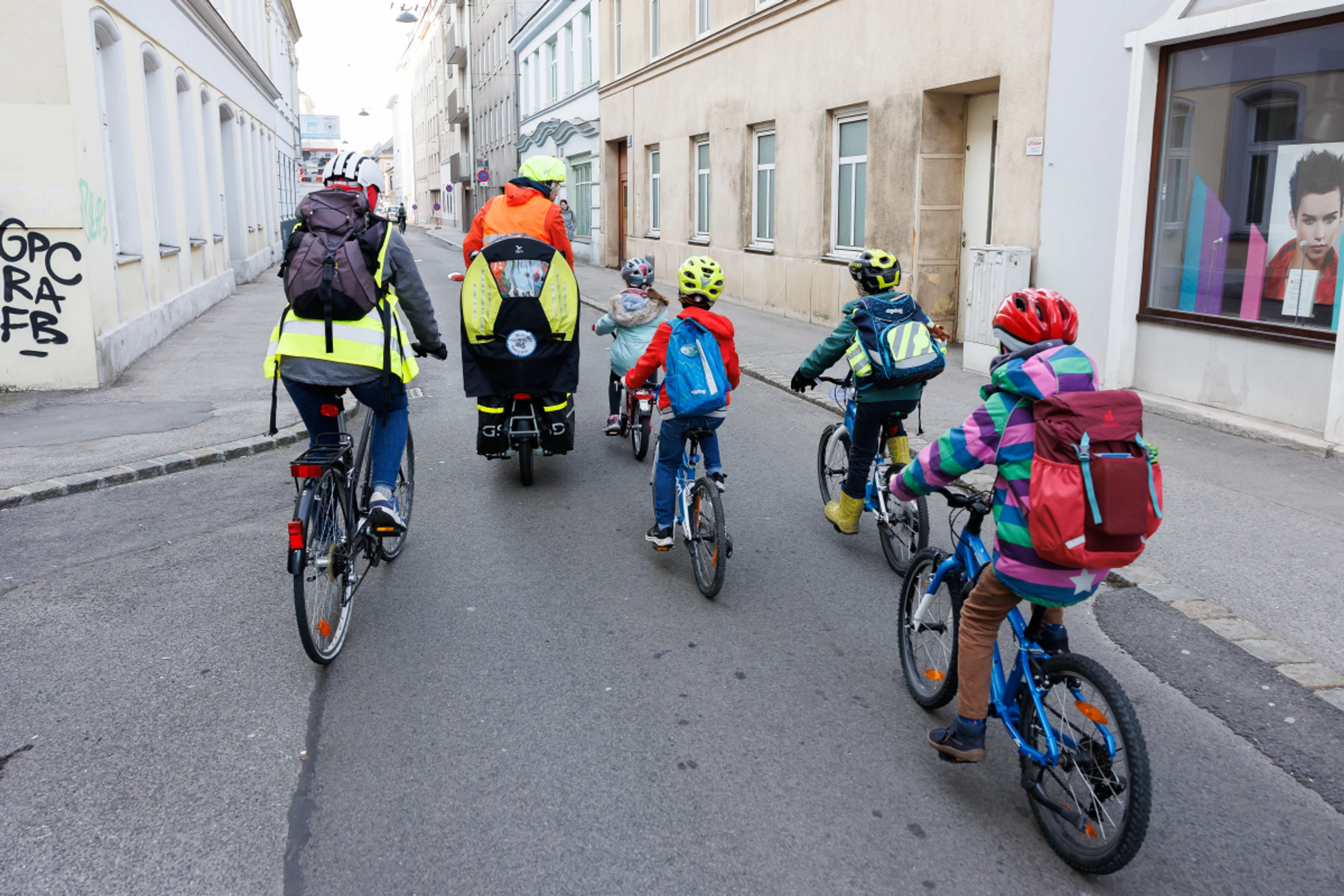 15 von 17 Helmen waren "durchschnittlich", zwei fielen durch