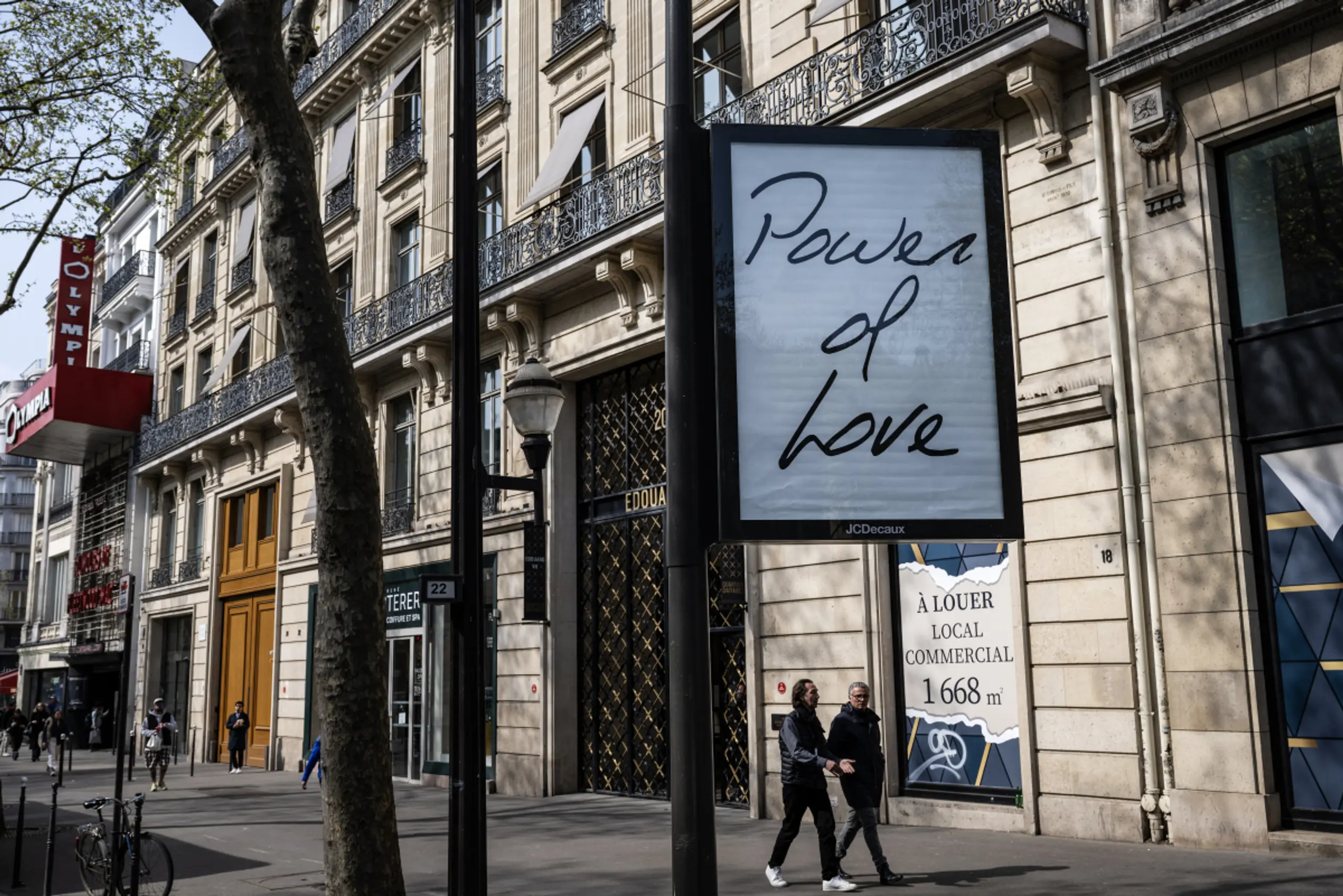 Plakate mit Songtiteln in Paris