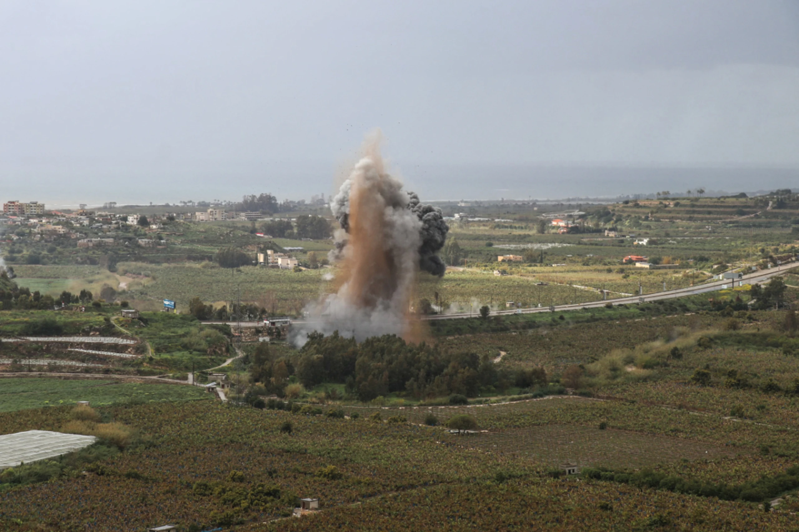 Diese Brücke wurde von Israel im Nachbarland gesprengt