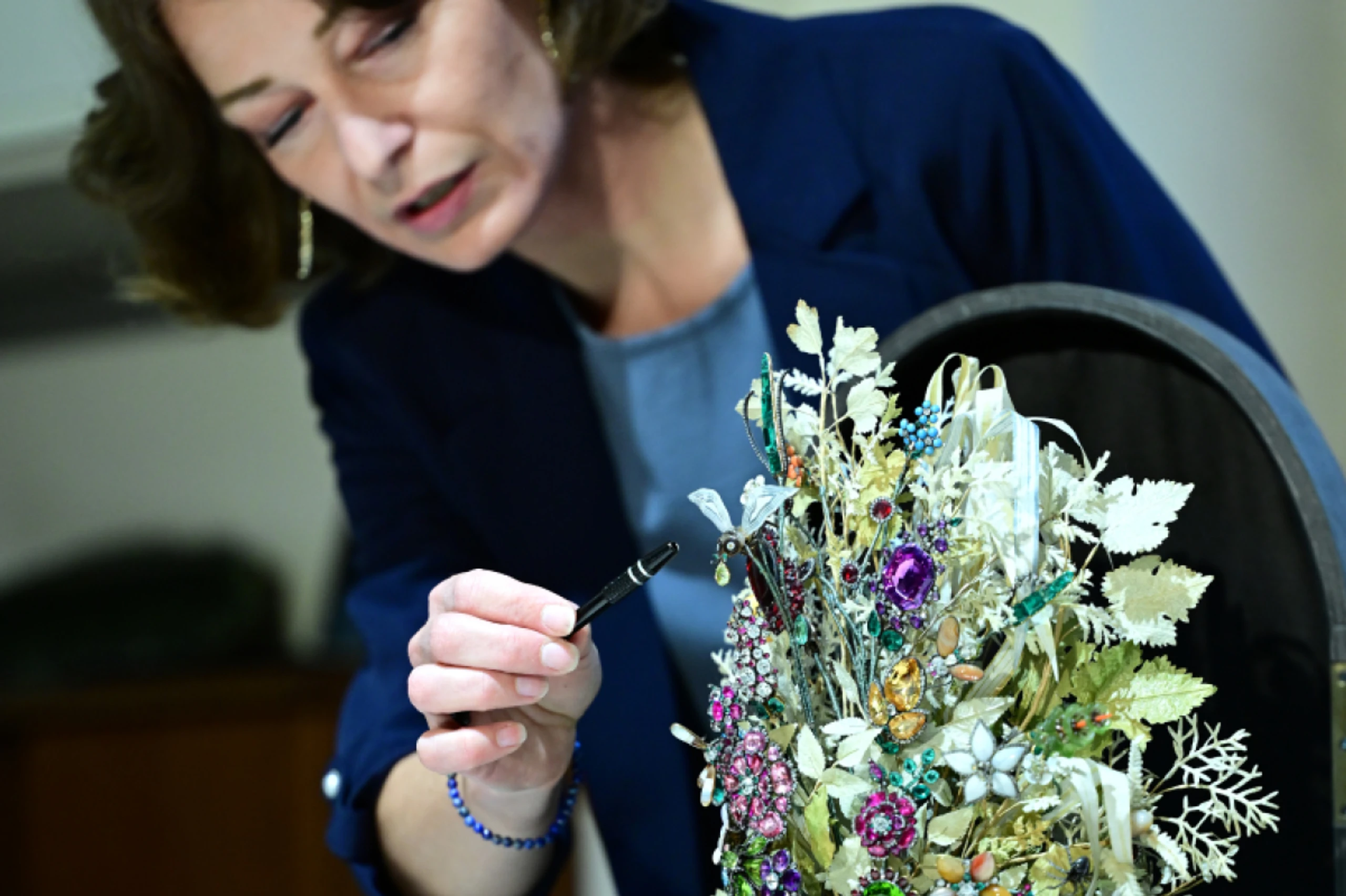 Kuratorin Victoria Kohn und ein Forschungsteam analysierten den ikonischen Edelsteinstrauß