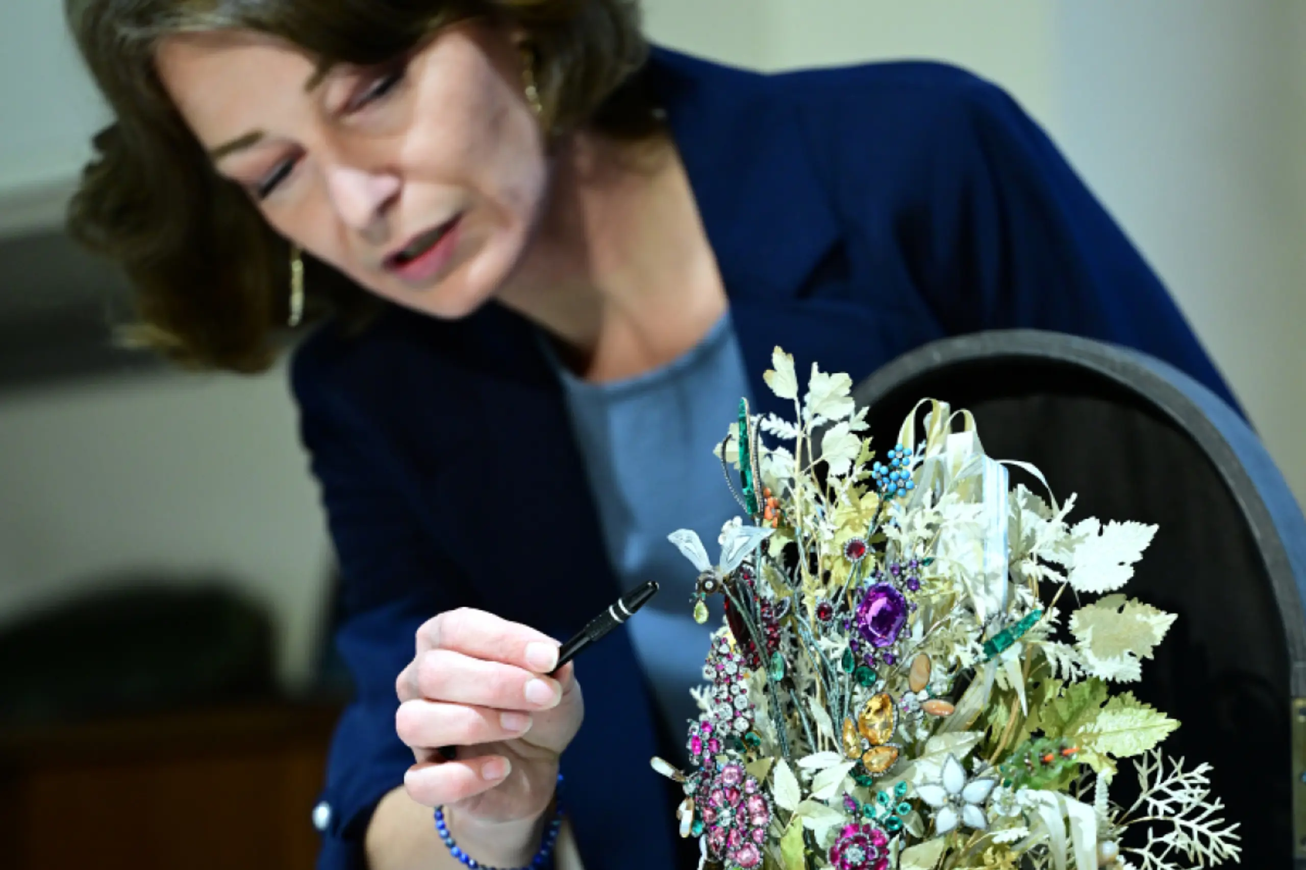 Kuratorin Victoria Kohn und ein Forschungsteam analysierten den ikonischen Edelsteinstrauß