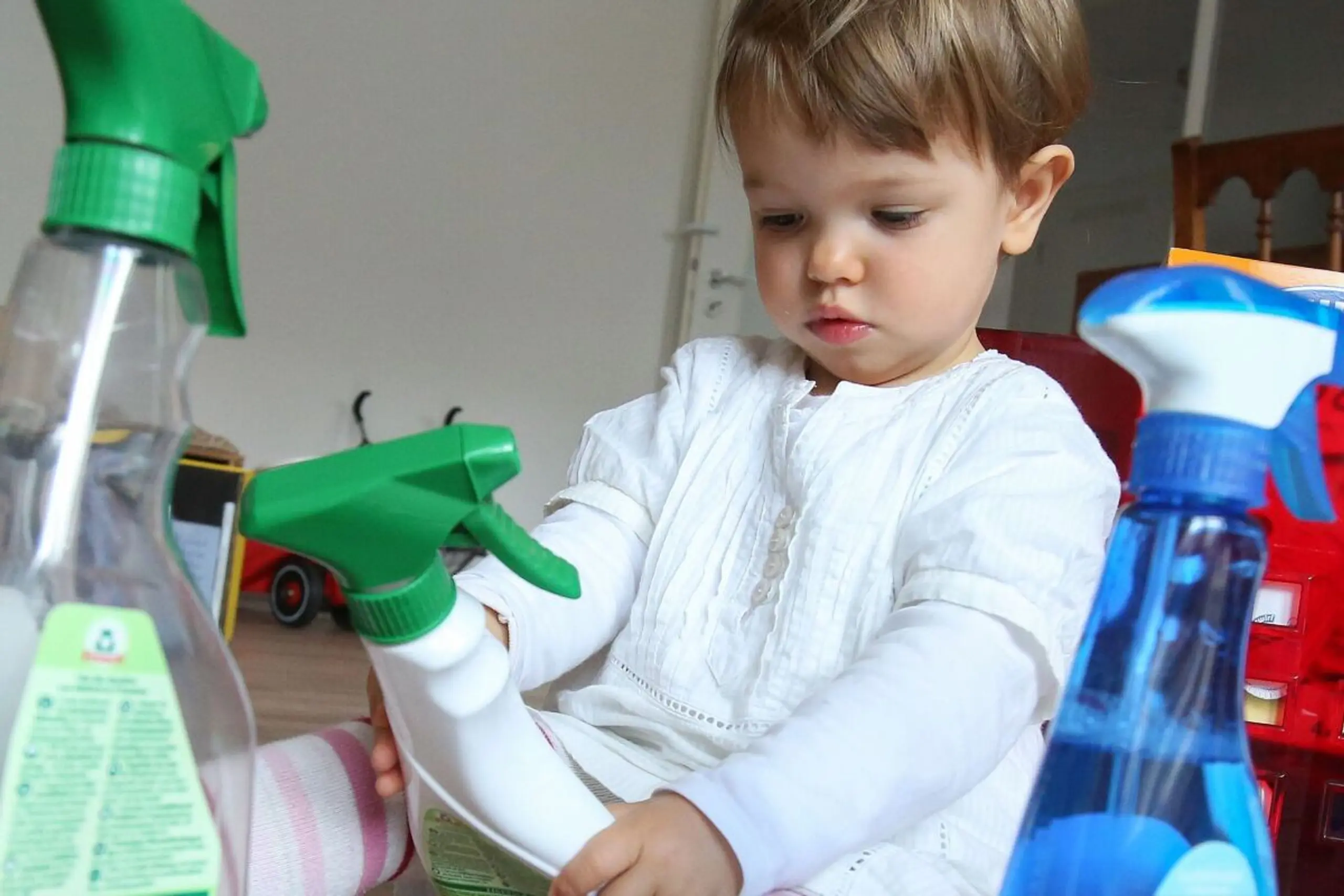 Hat das Kind Putzmittel getrunken, ist ein Anruf beim Giftnotruf nötig