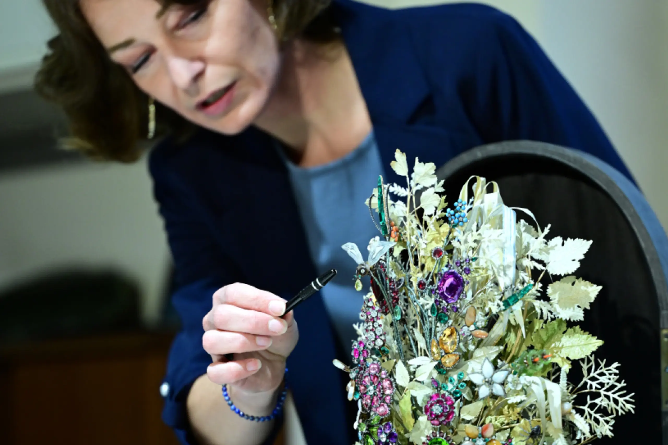 Kuratorin Victoria Kohn und ein Forschungsteam analysierten den ikonischen Edelsteinstrauß