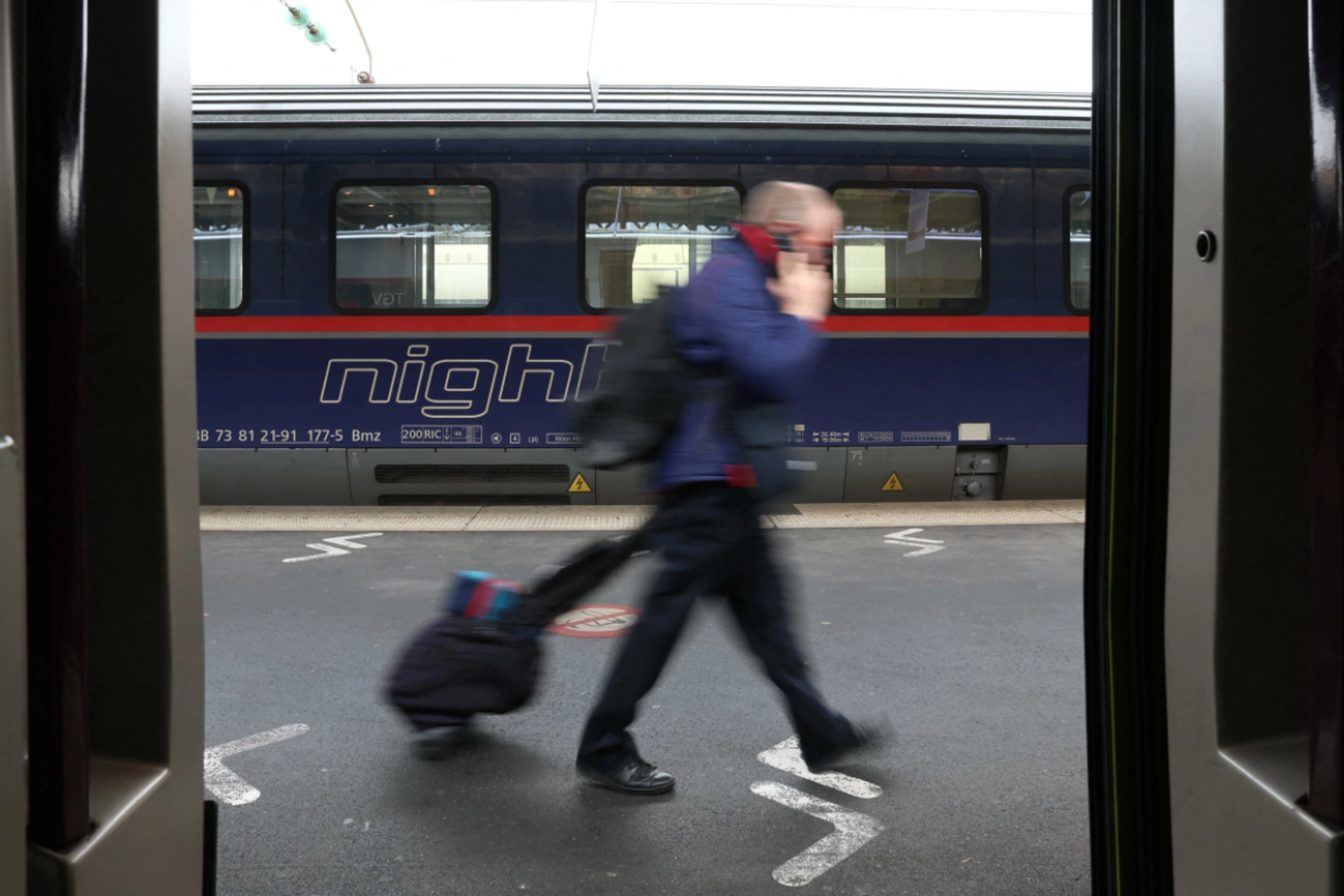 Mitarbeiter der französischen Bahn SNCF vor ÖBB-Nightjet in Berlin