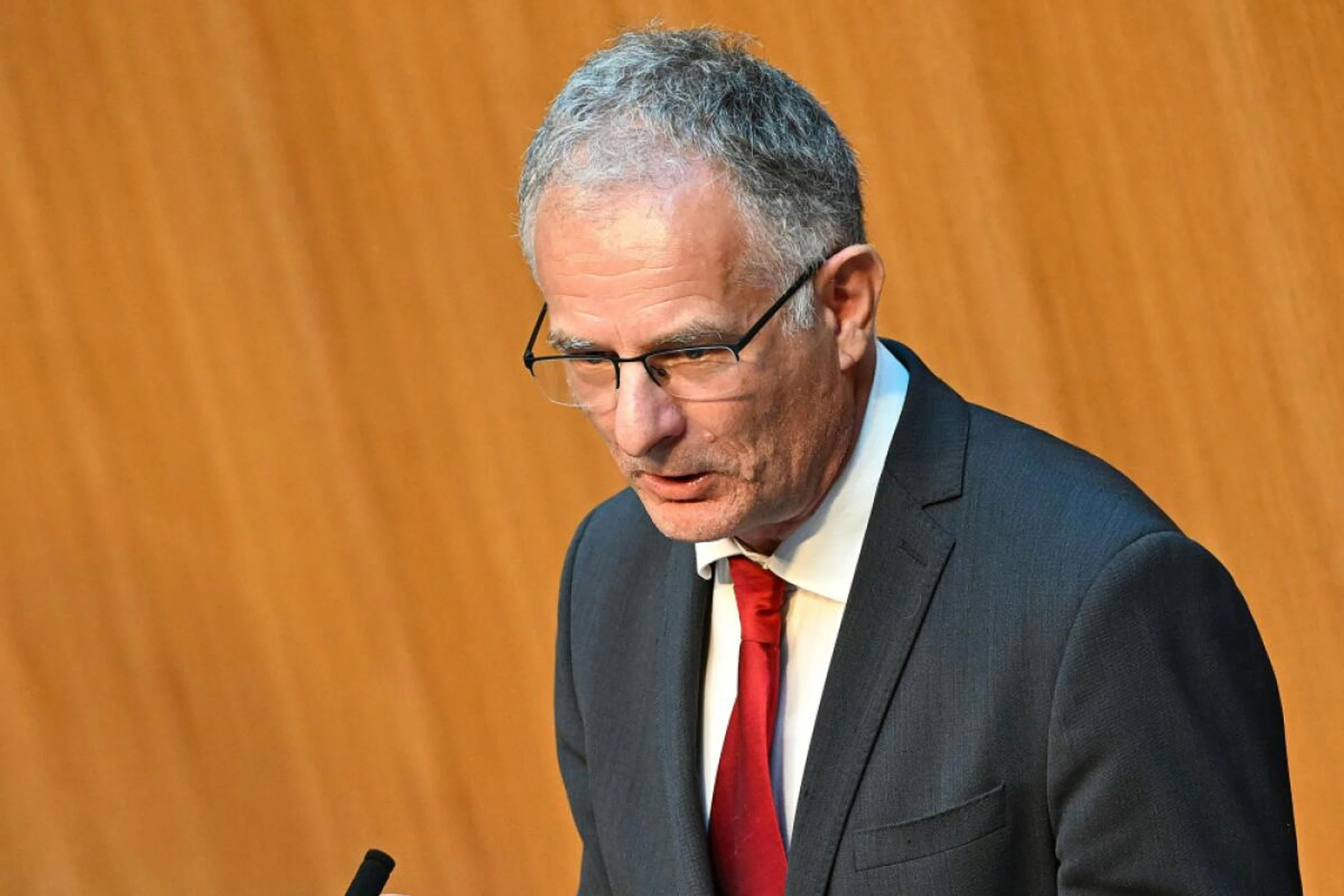 Der Finanzminister steht den Abgeordneten Rede und Antwort