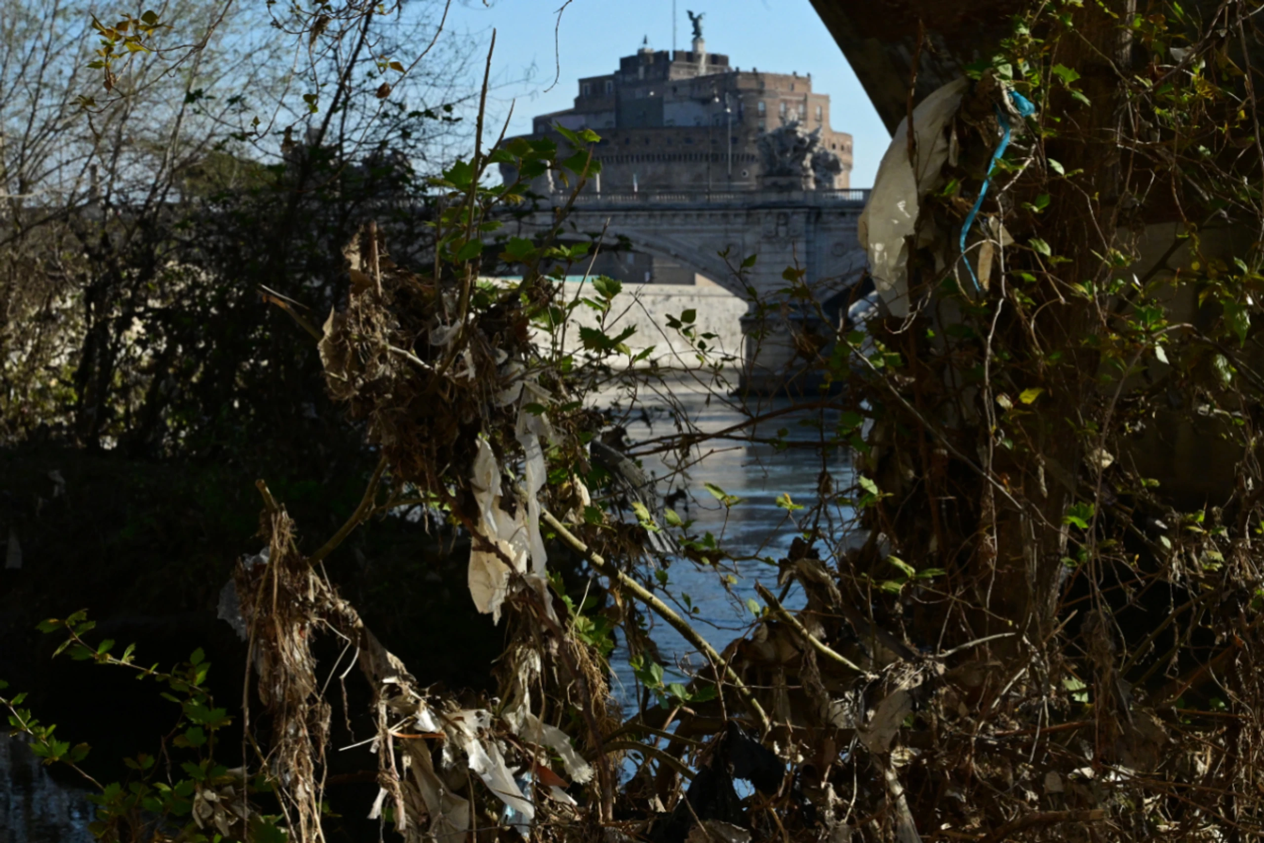 Wasserverschmutzung mit Plastik am Tiber in Rom