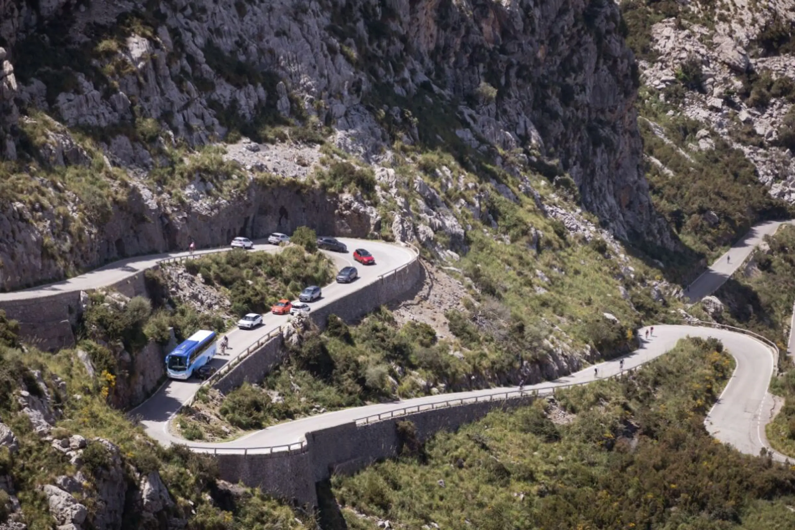 ++ ARCHIVBILD ++ Besonders kurvige Passagen stellen Reisekranke vor Herausforderungen