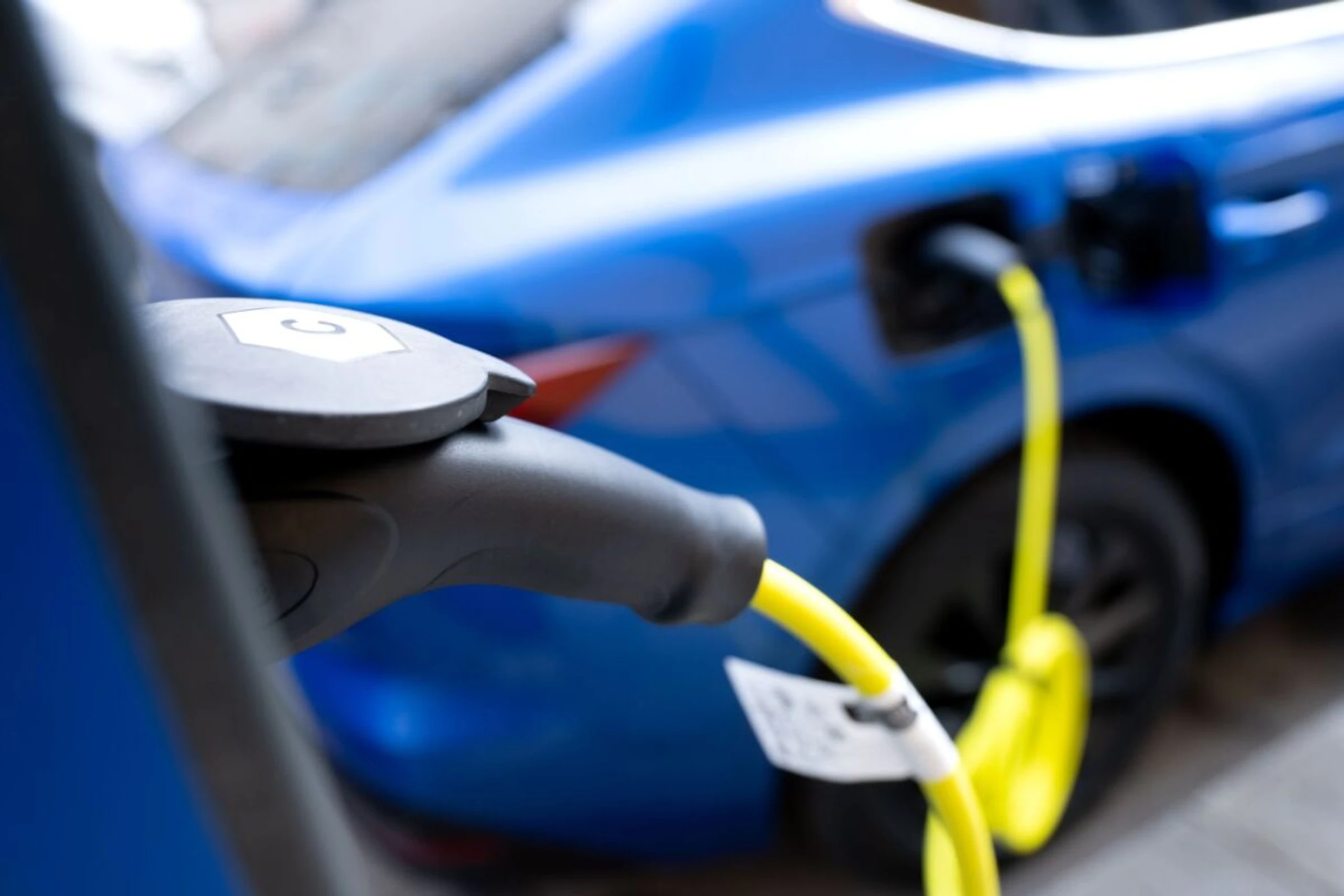 ++ ARCHIVBILD ++ Stromtanken wird bei teurem Sprit für die Menschen interessanter