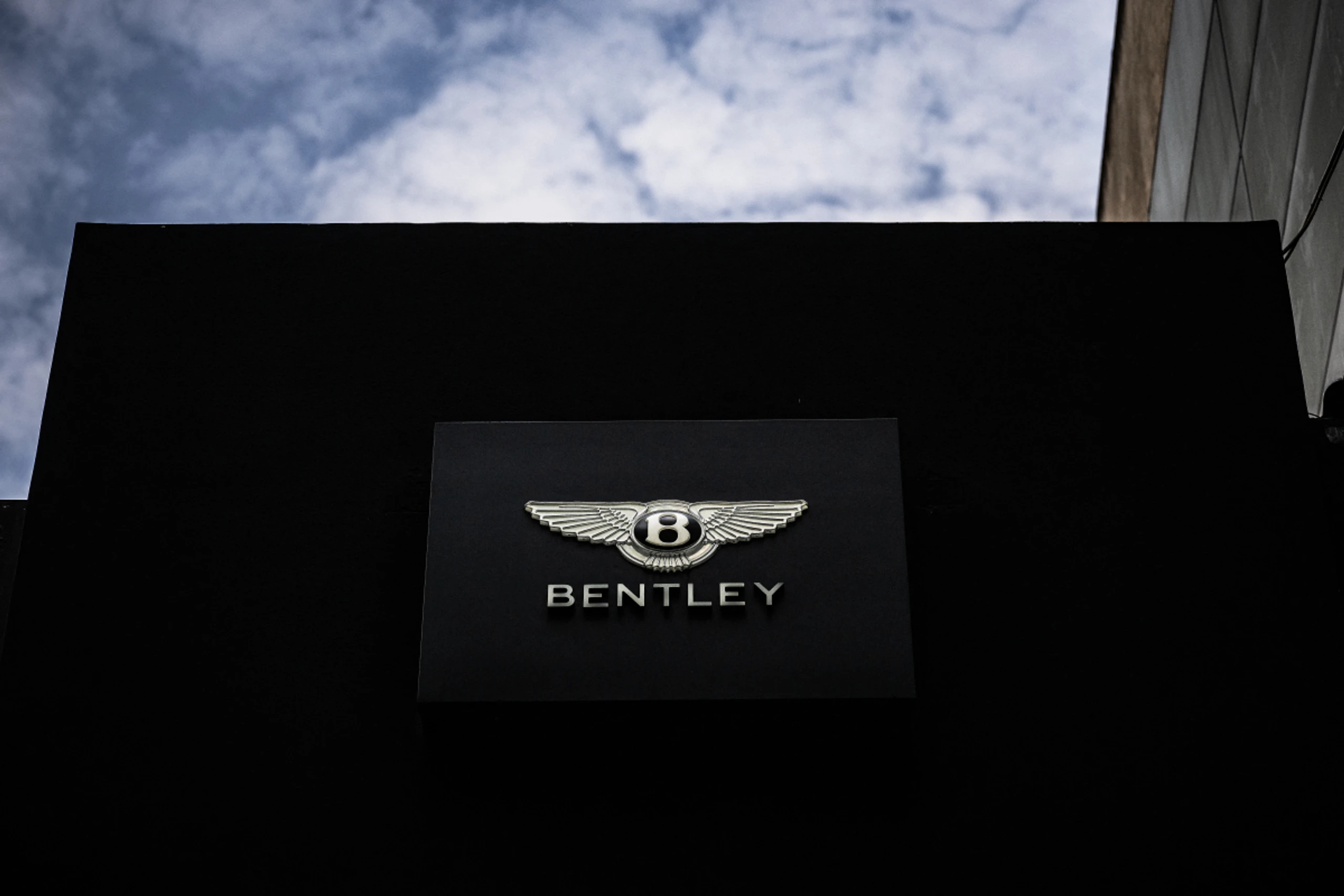 Bentley-Logo bei einem Showroom des Luxusautobauers