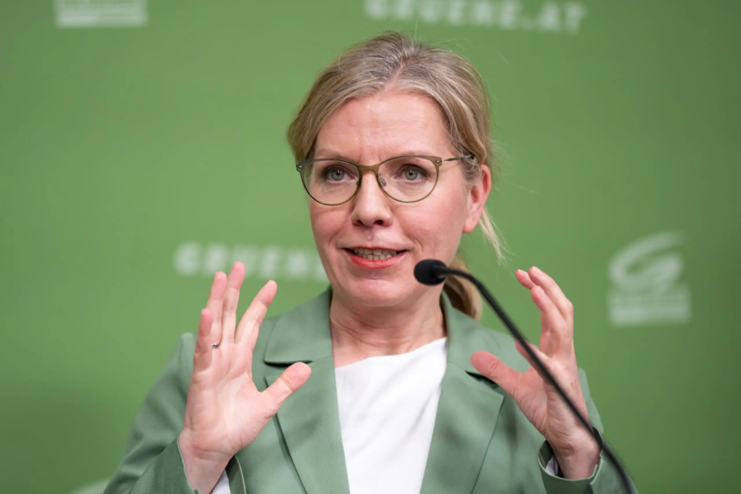 Die Grünen-Chefin kritisiert mangelnde Verbindlichkeiten