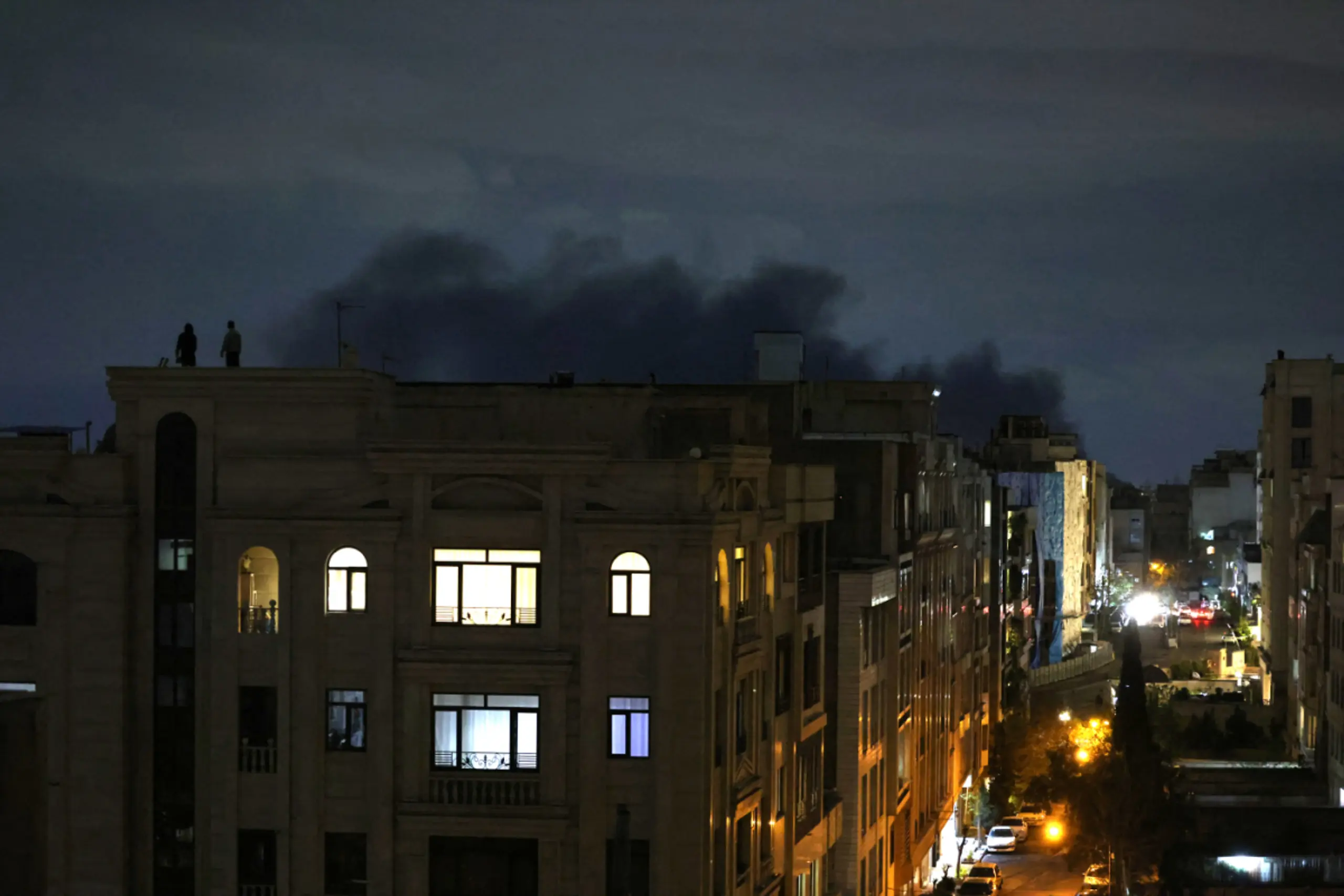 Der Rauch der Zerstörung über den Dächern von Teheran