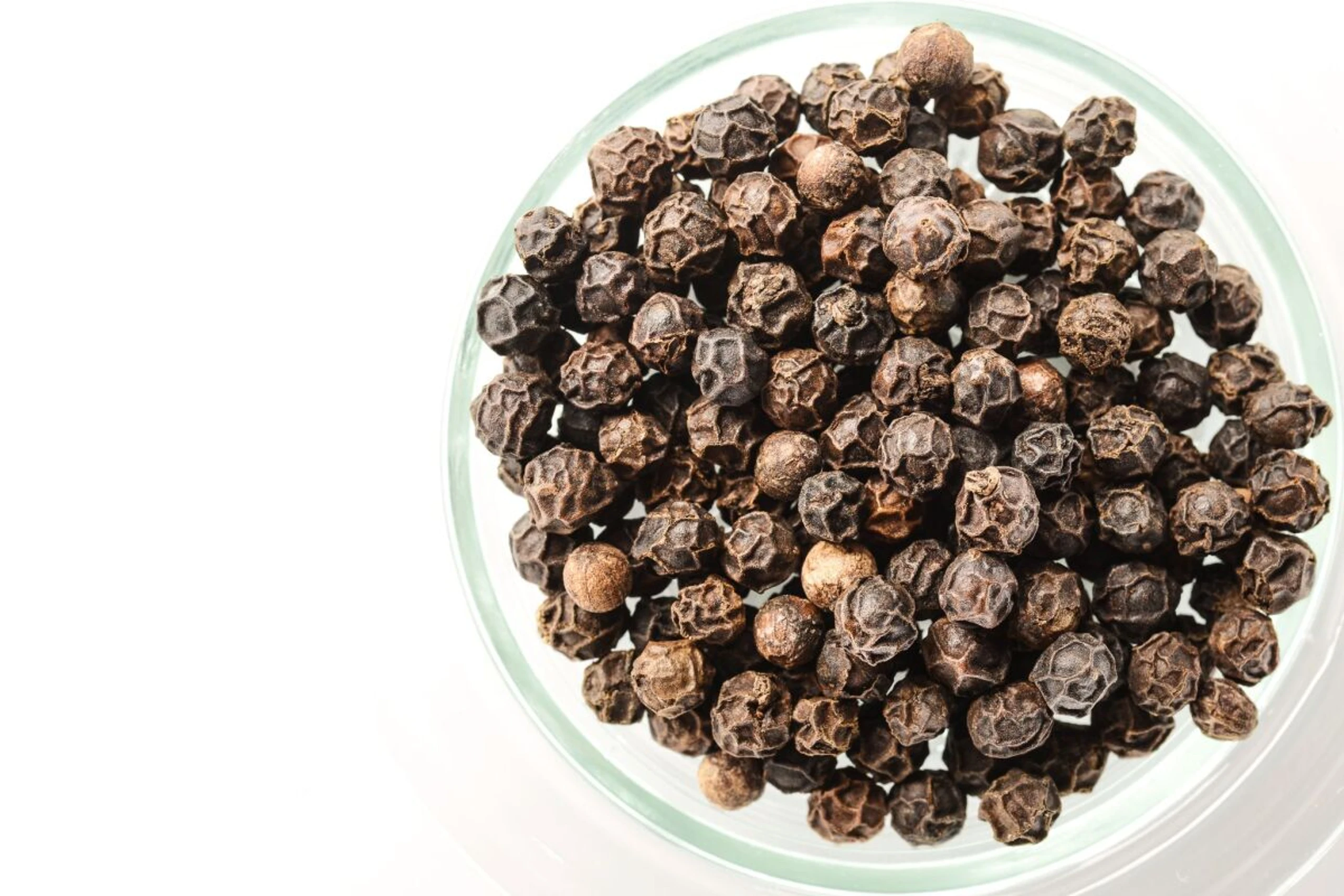 Schwarzer Pfeffer ist aromatischer und fruchtiger als weißer Pfeffer