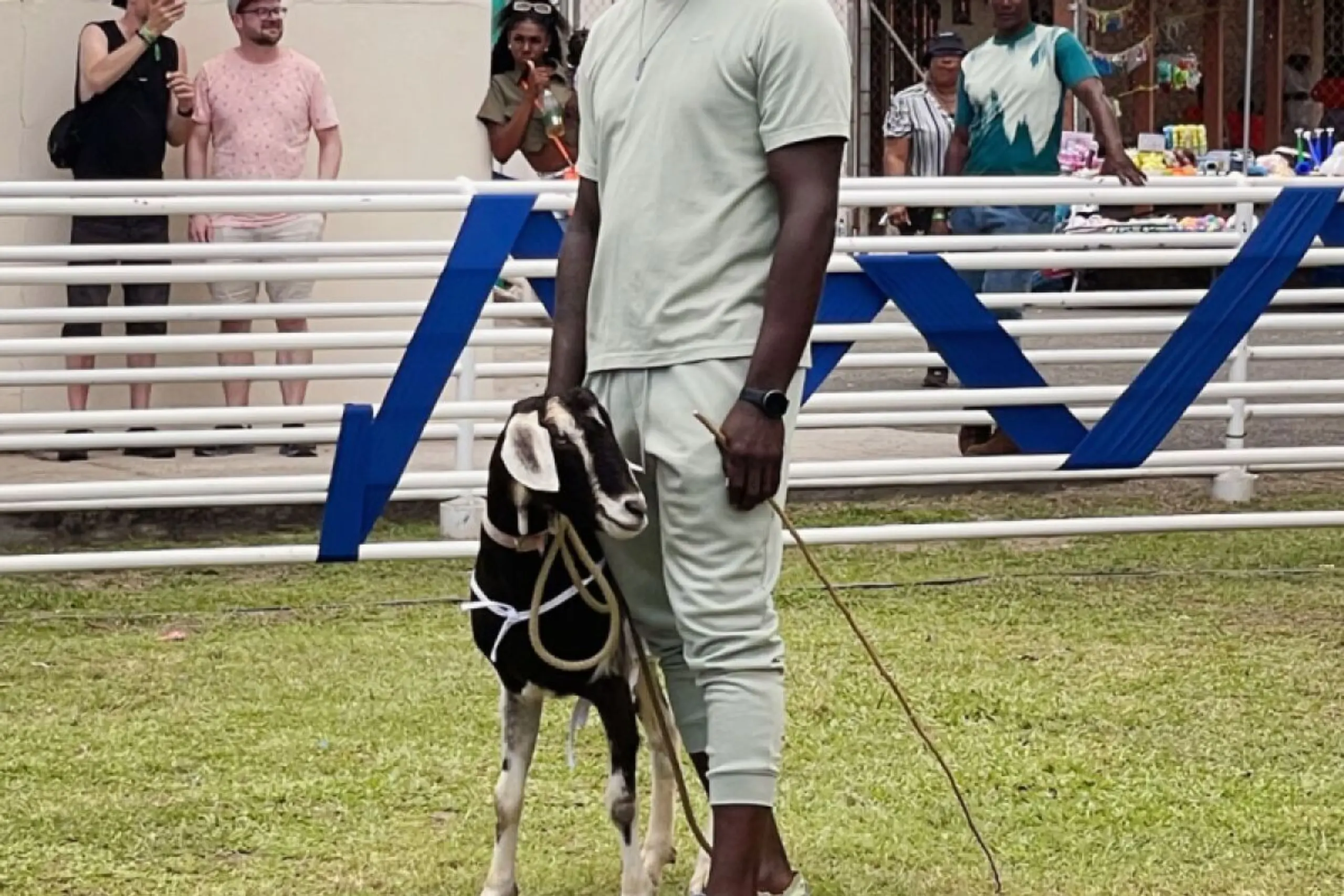 Trainer und Athletin: Kyle Joseph mit seiner besten Ziege "Rocket"