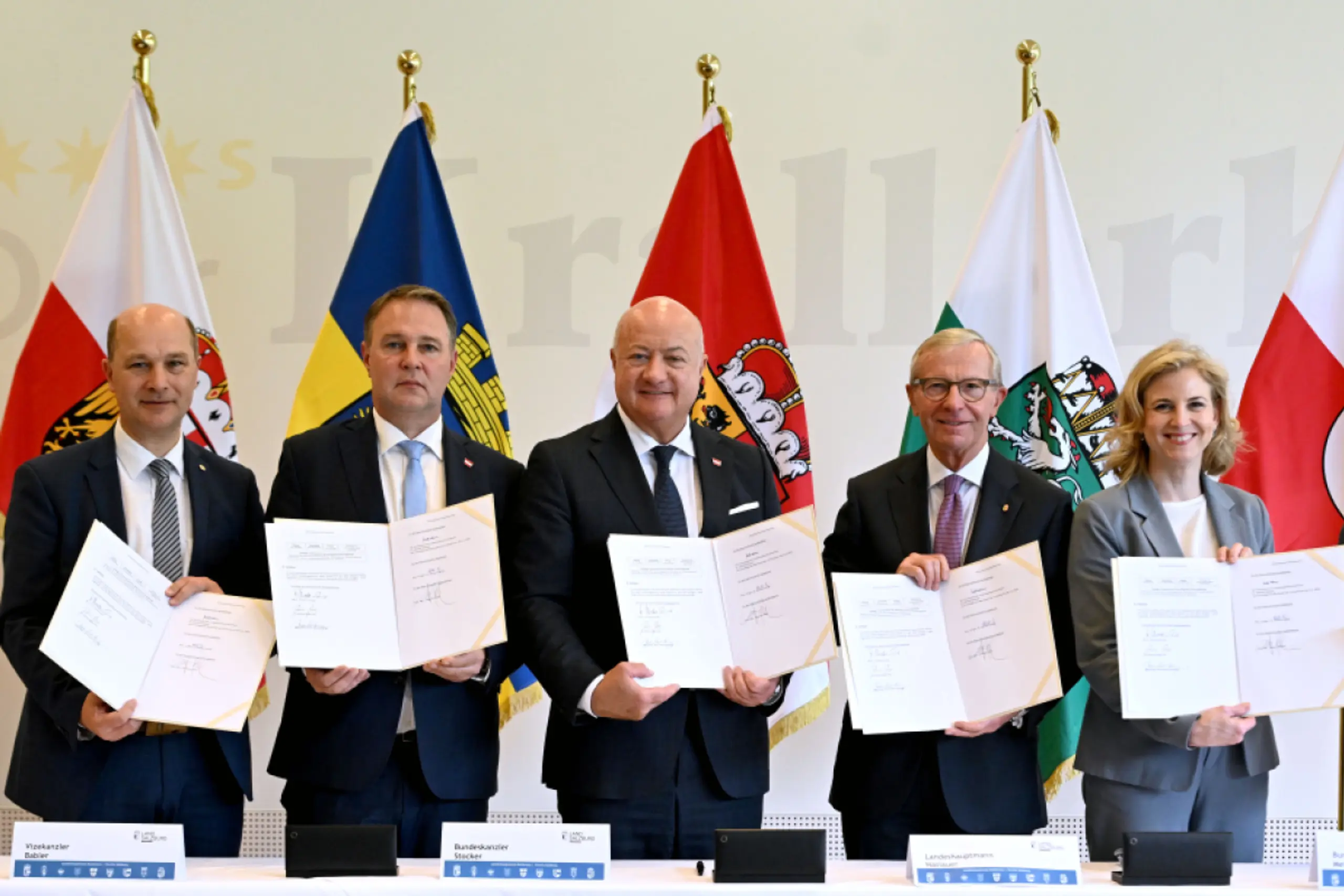 Bund-, Länder- und Gemeindevertreter beim Partnerschaftsstart