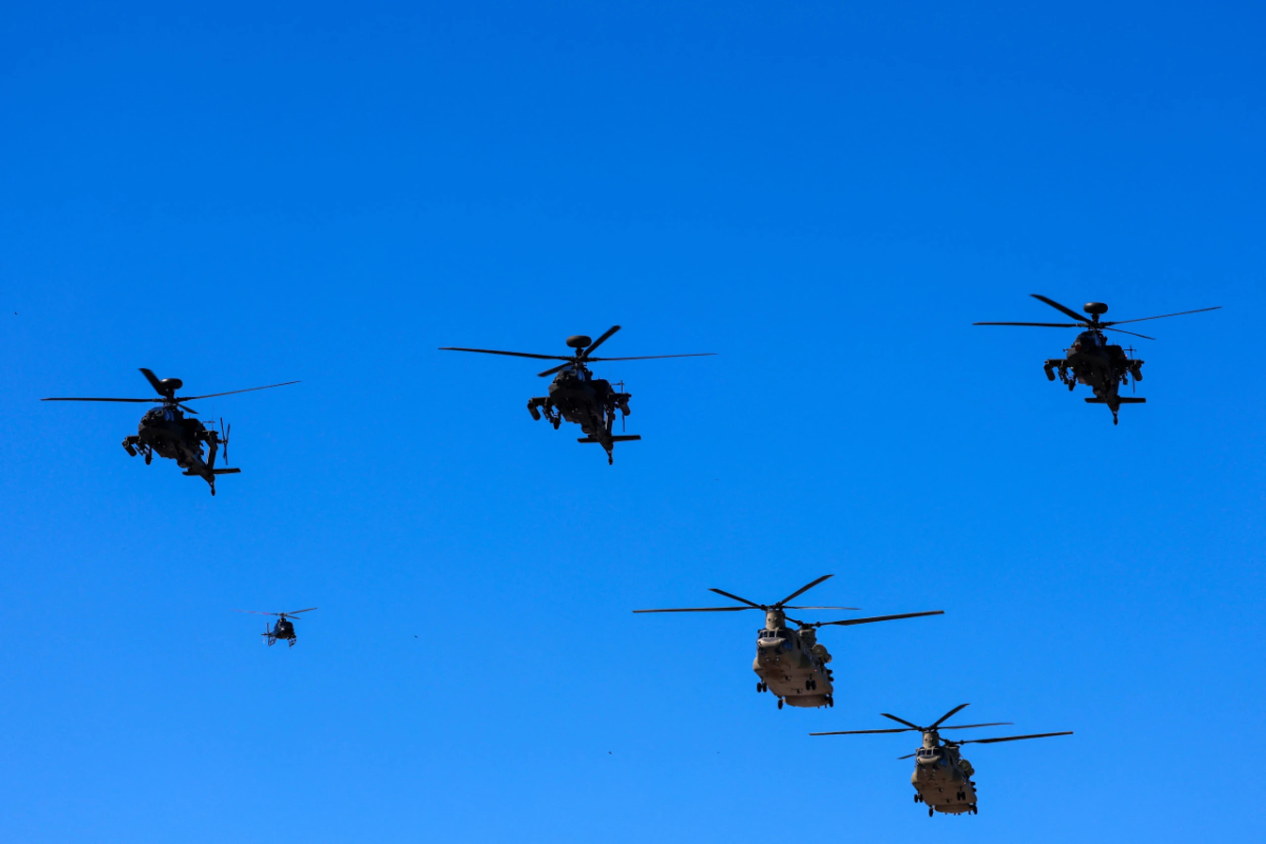 Dieses Symbolbild zeigt US-Apache-Helikopter