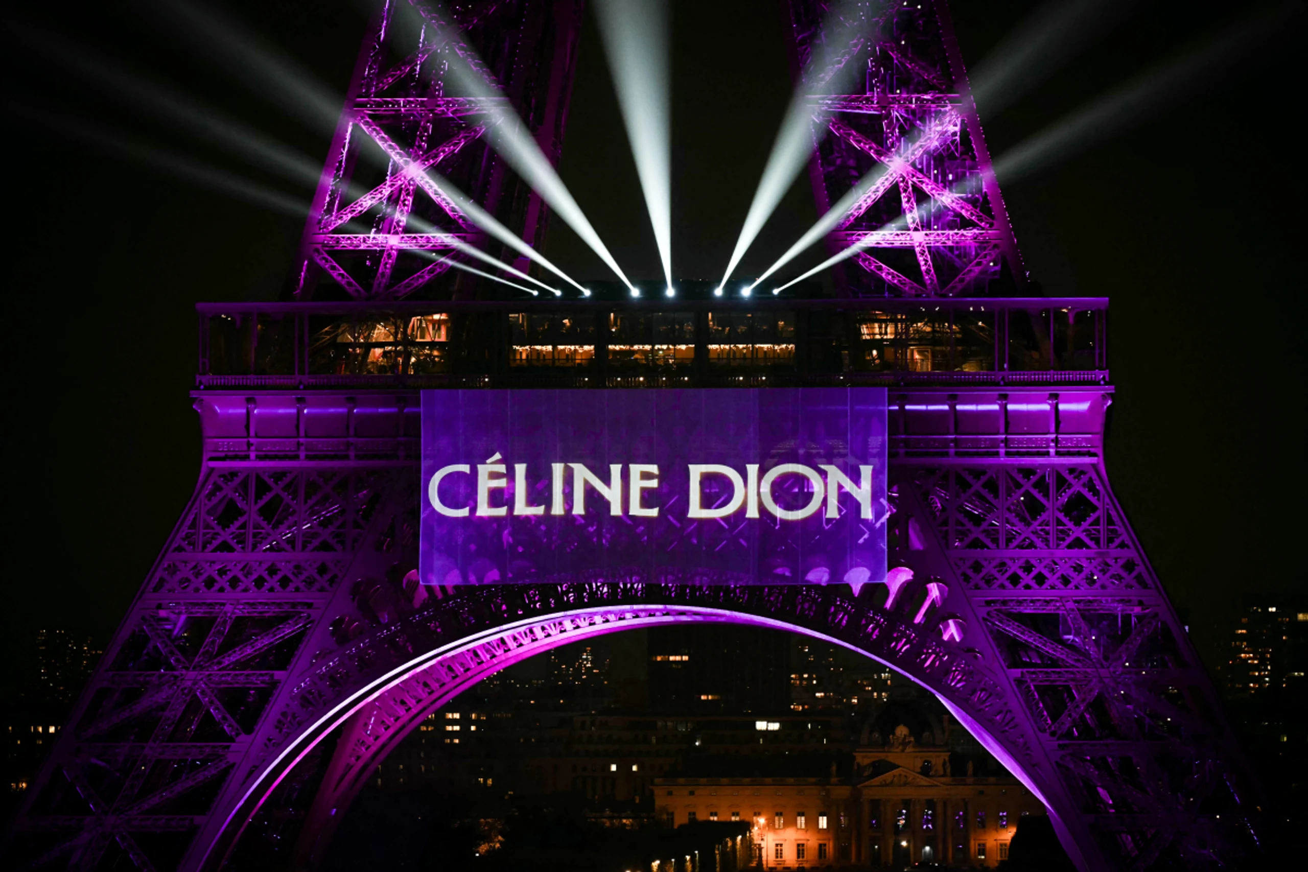 Der Eiffelturm in Paris beglückwünschte Celine Dion