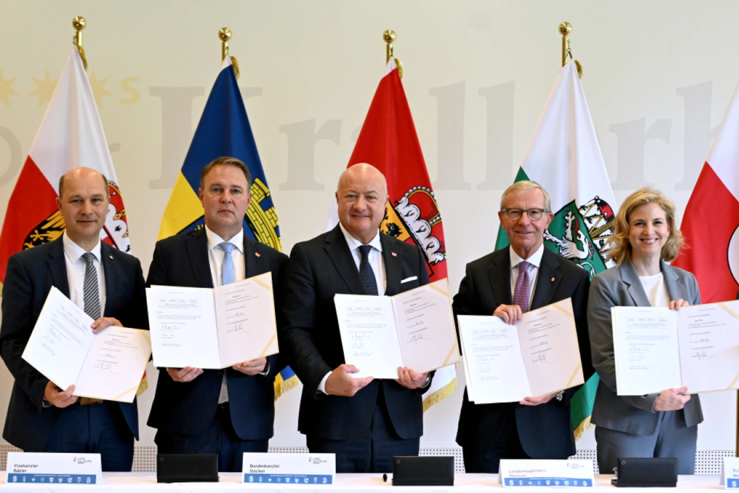 Bund-, Länder- und Gemeindevertreter beim Partnerschaftsstart