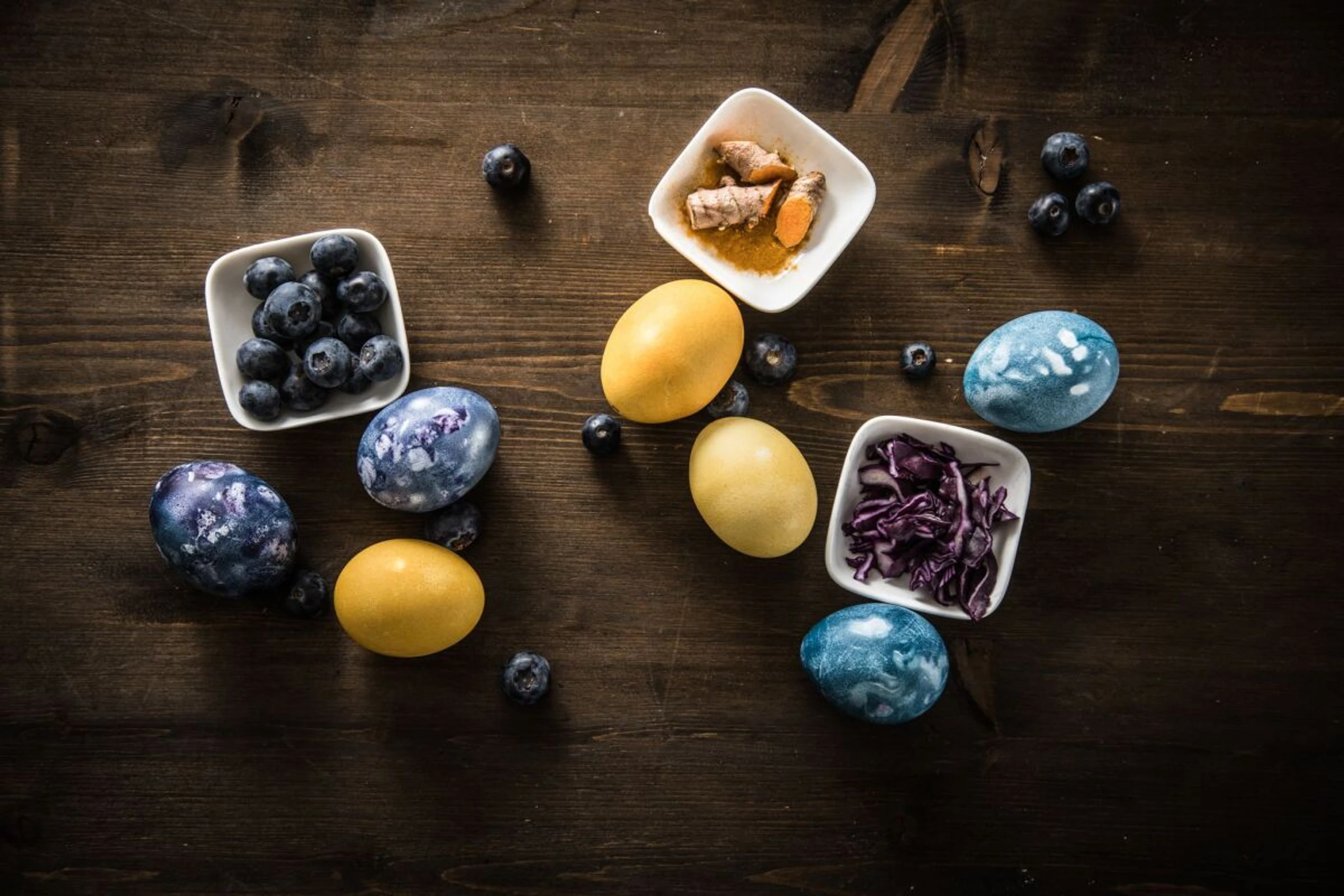 Kurkuma, Rotkohl, Heidelbeeren eignen sich zum Färben von Ostereiern