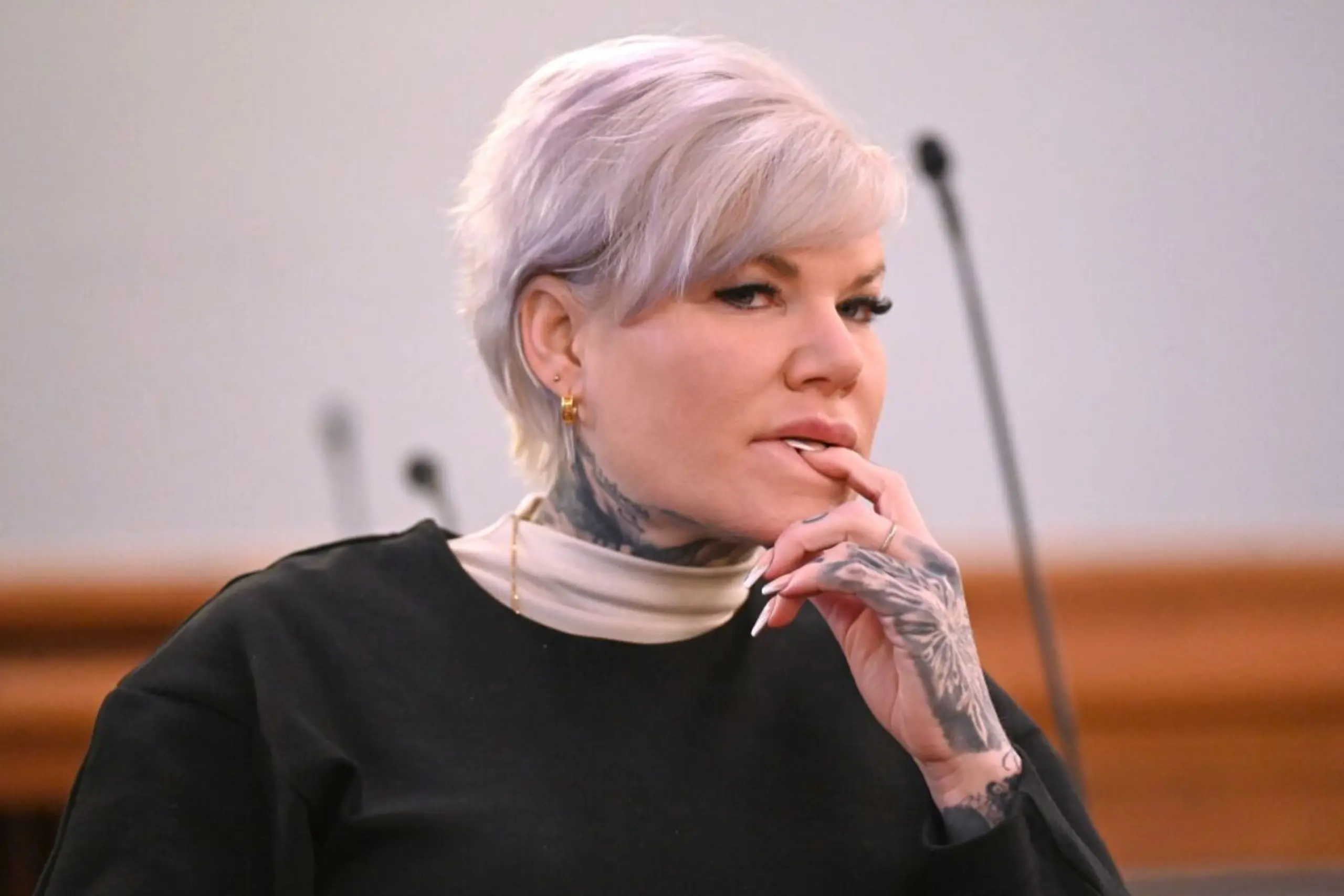 ++ ARCHIVBILD ++ Sänger soll bei Konzert den rechten Arm nach oben gestreckt haben