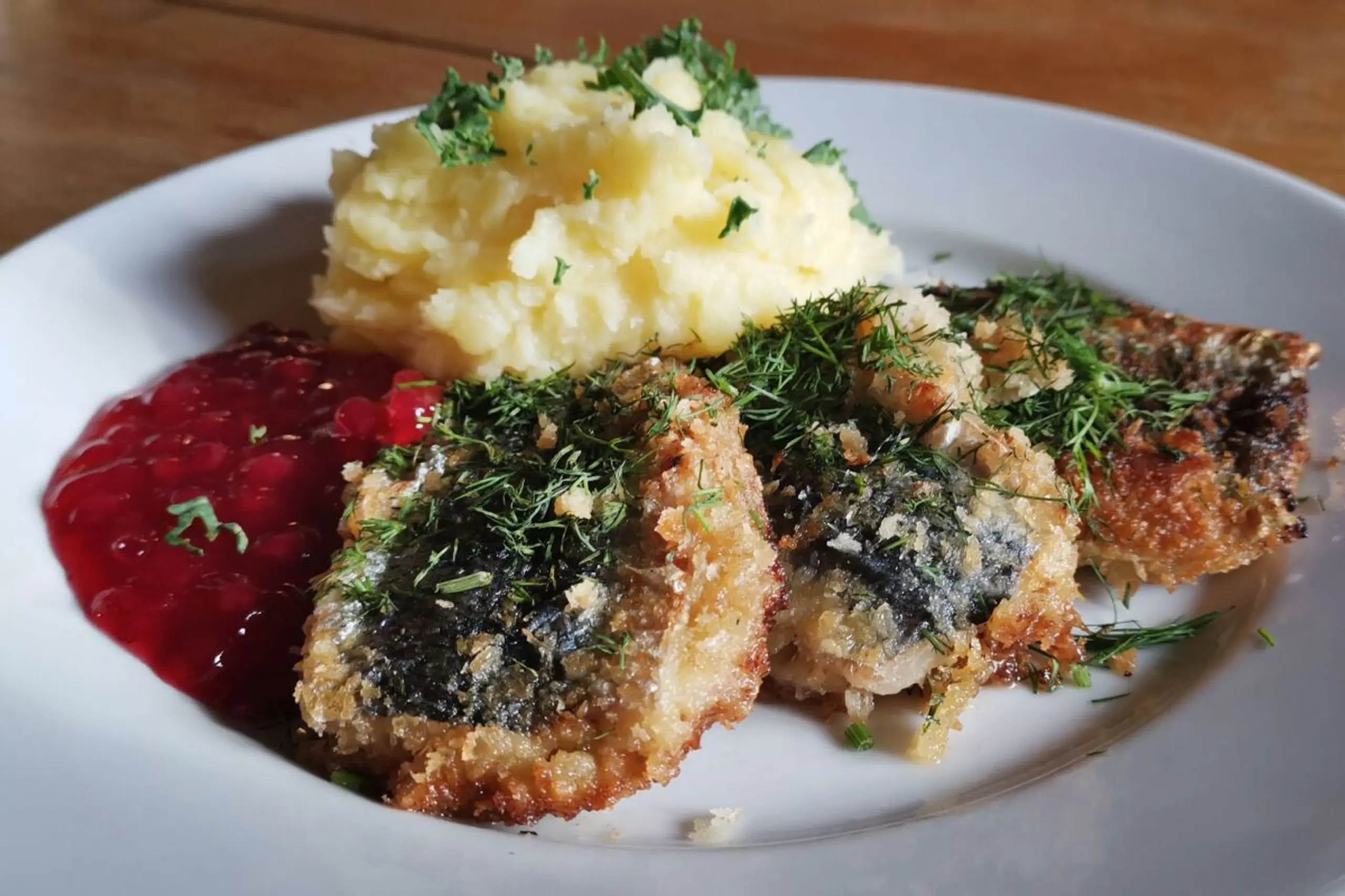 Der Hering wird im Doppelpack mit Panko paniert und gebraten
