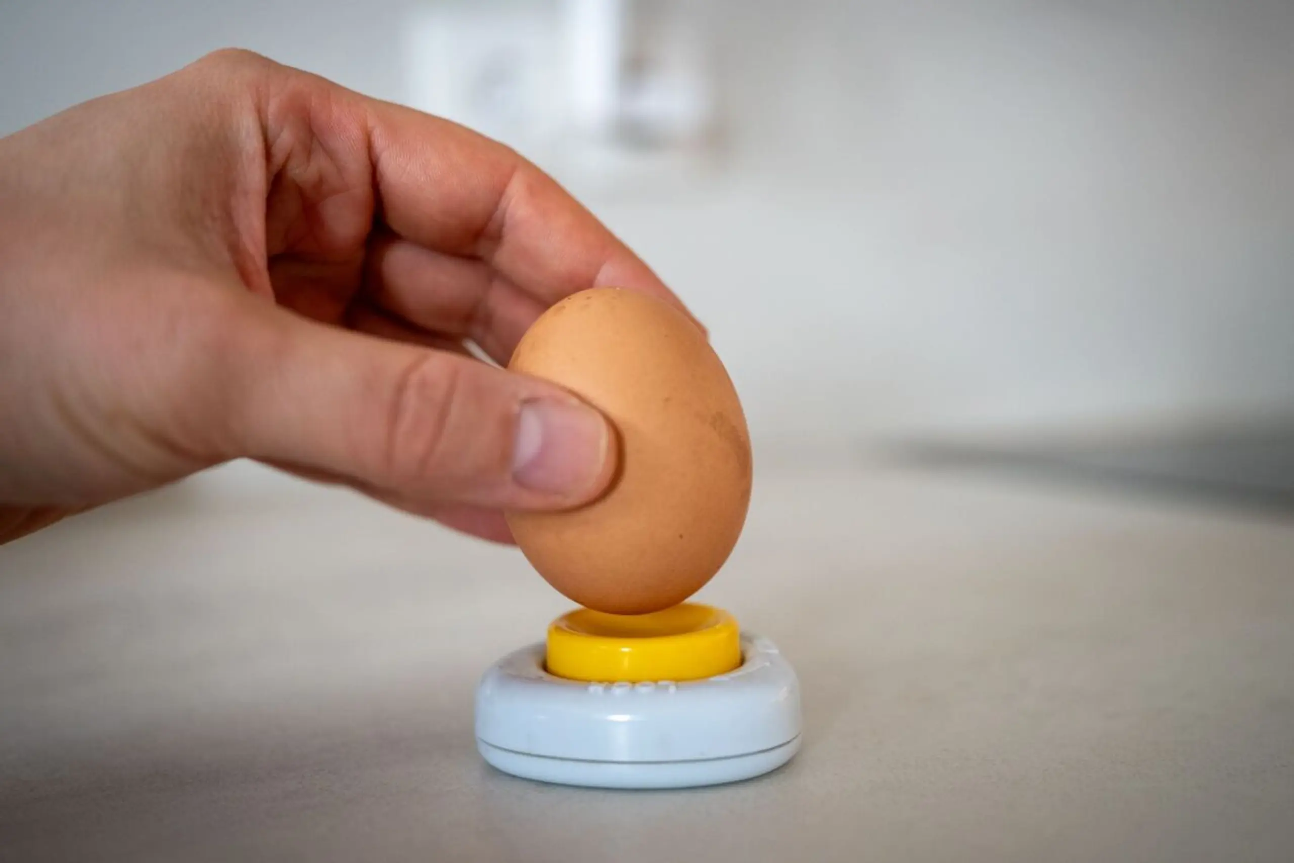 Das Anstechen von Eiern vor dem Kochen bringt nicht viel