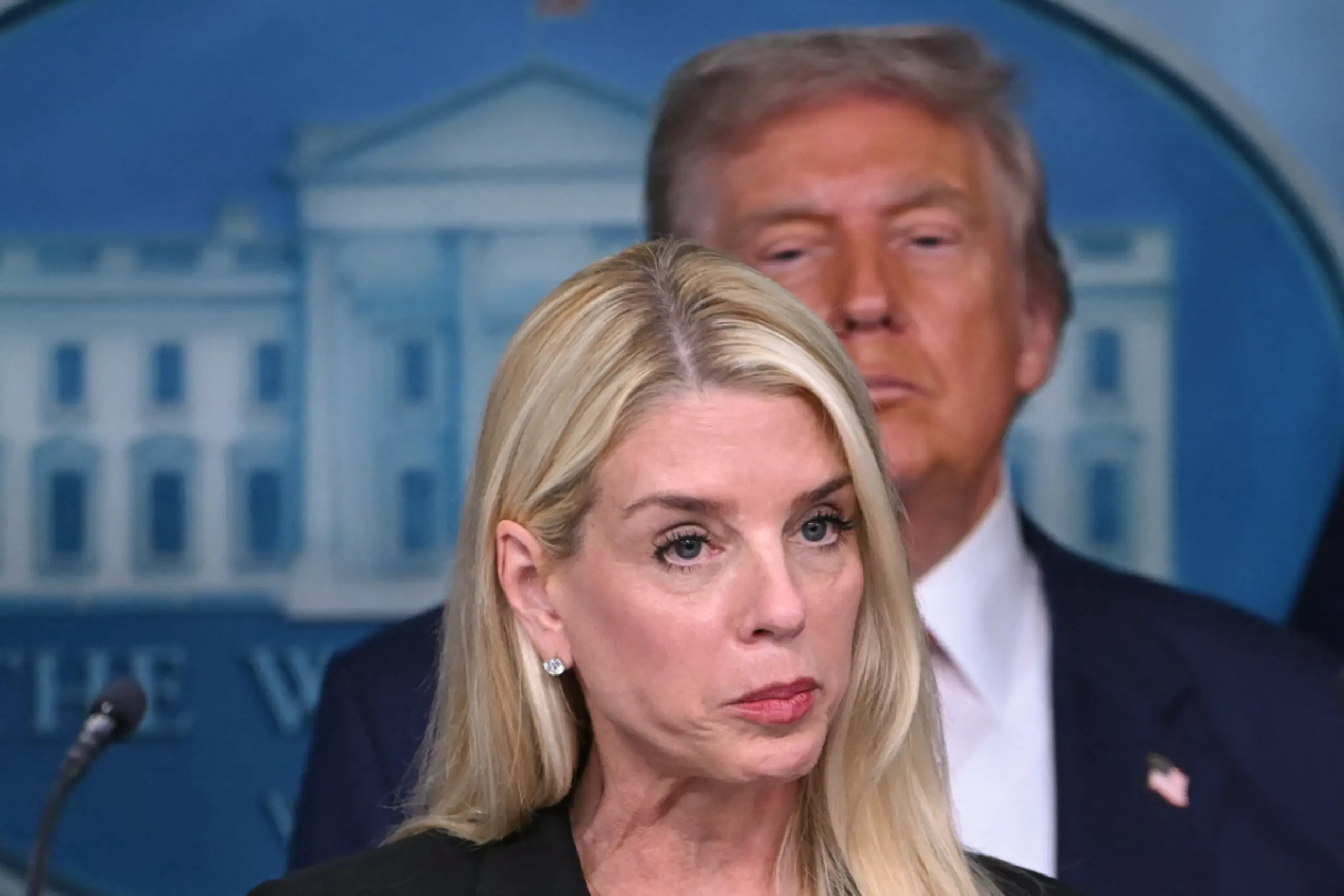 Pam Bondi u.a. durch Umgang mit Epstein-Akten in Ungnade gefallen