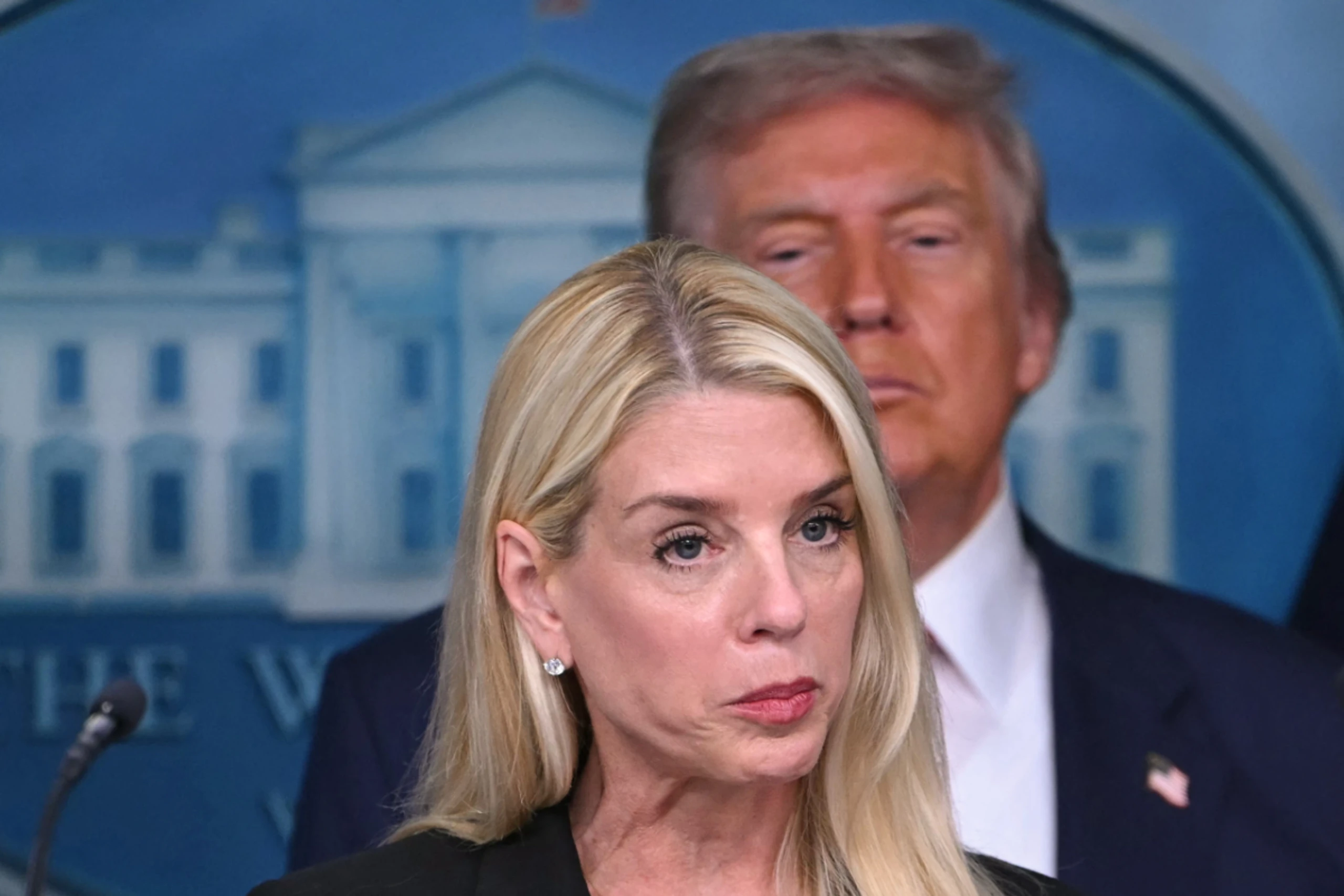 Pam Bondi u.a. durch Umgang mit Epstein-Akten in Ungnade gefallen