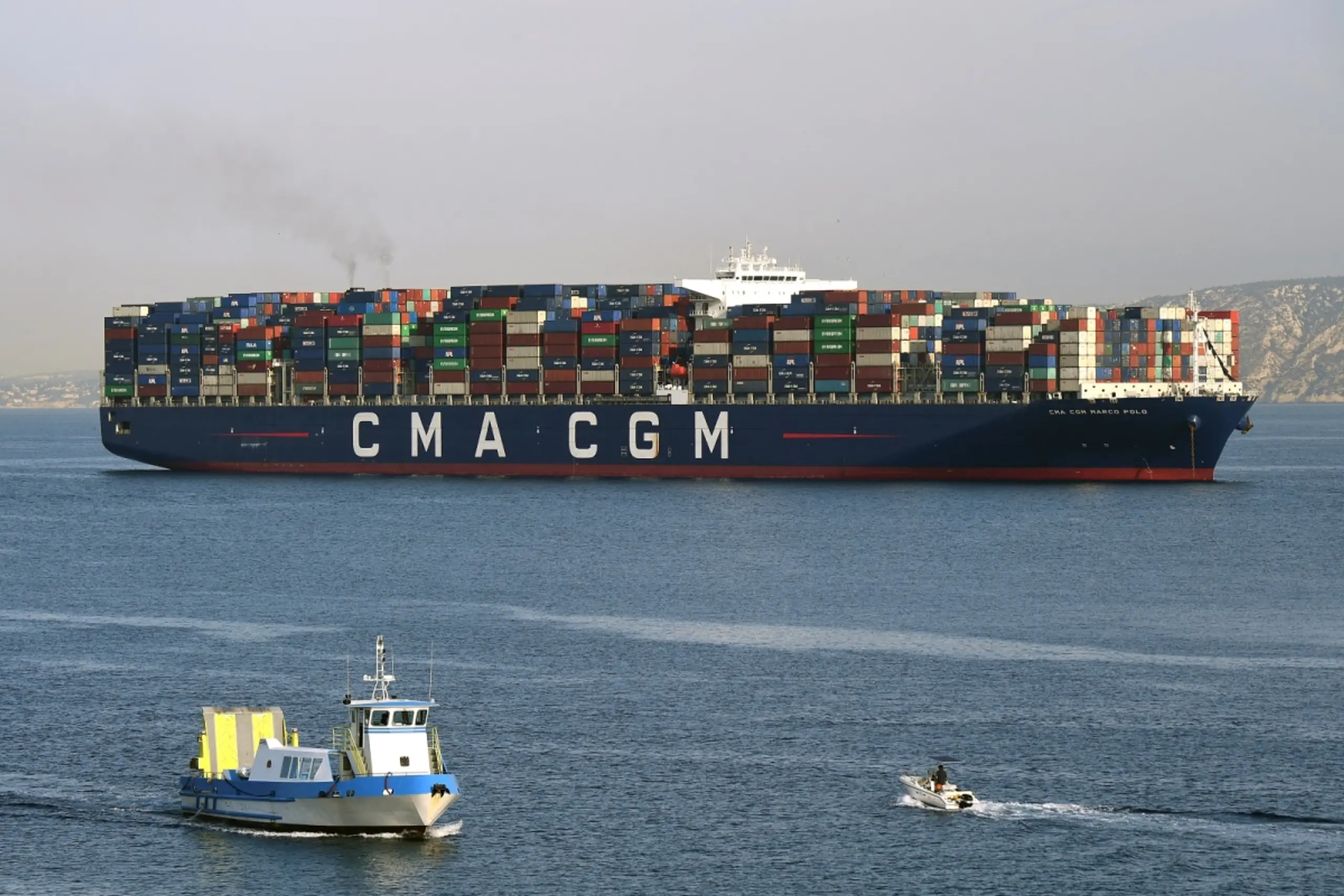 Auch ein französisches Containerschiff durfte passieren