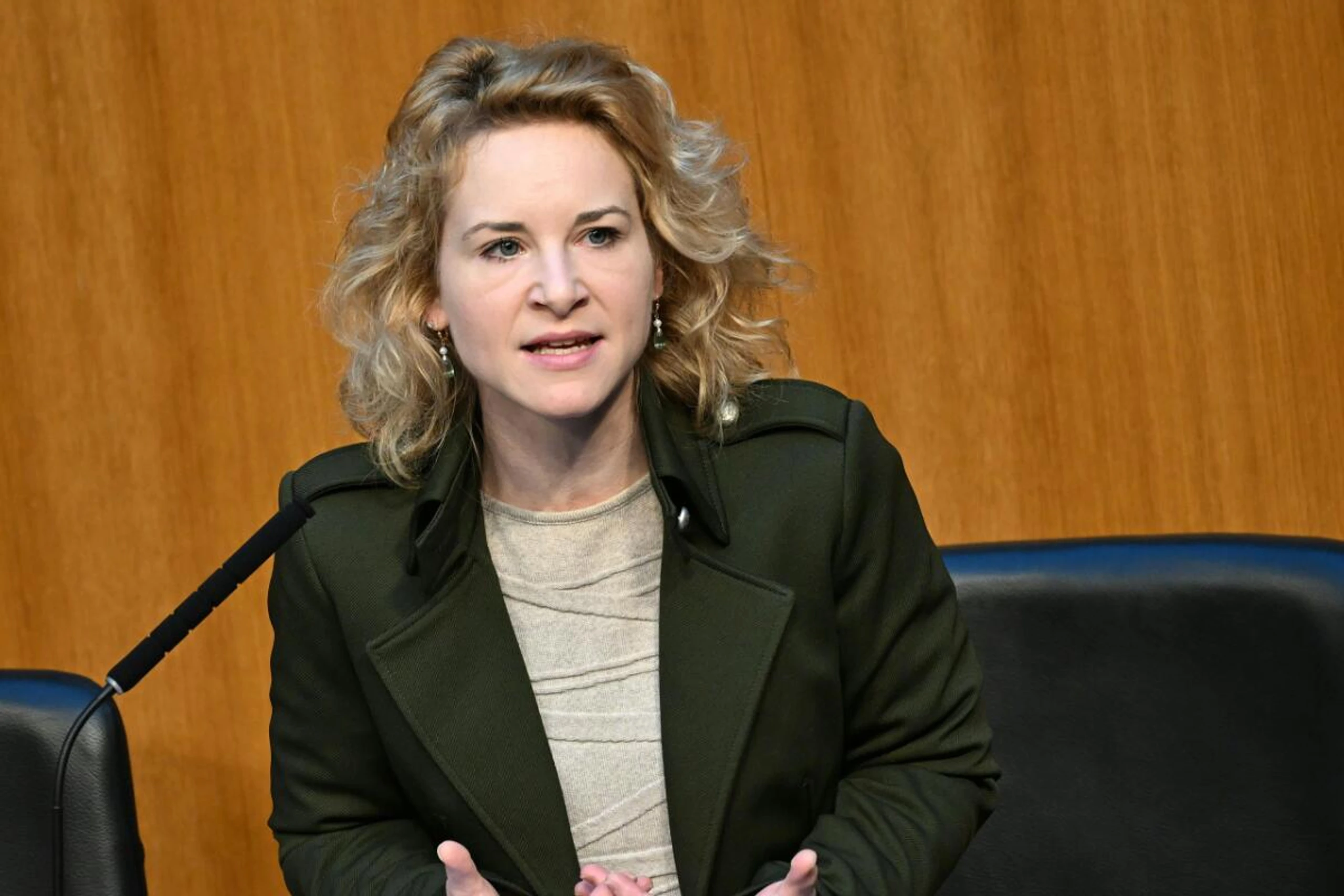 Frauenministerin: Maßnahmen gegen Gewalt an Frauen dringlich