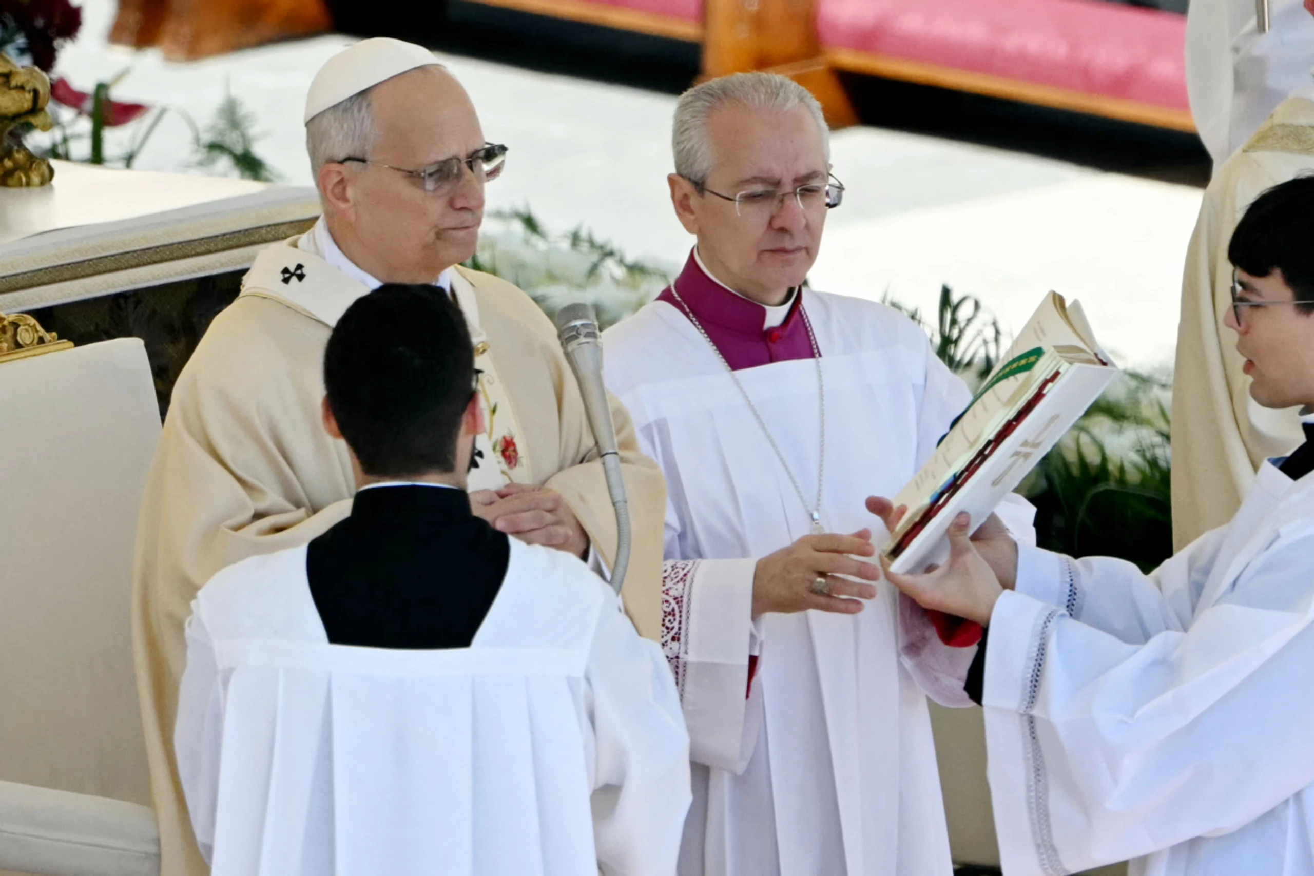 Papst Leo XIV. zelebriert die Messe am Ostersonntag