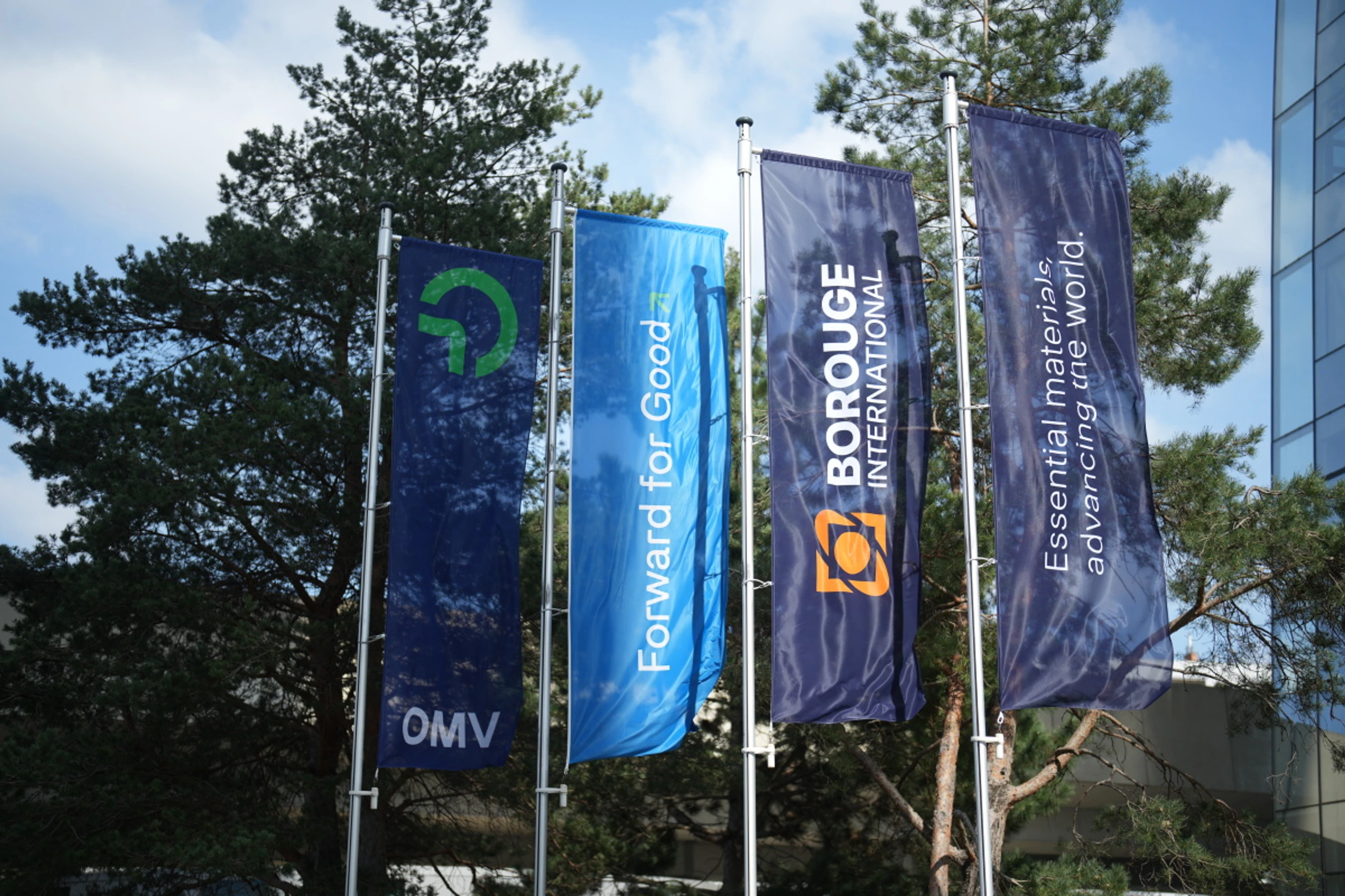 Fahnen von OMV und Borouge vor Firmensitz in Wien