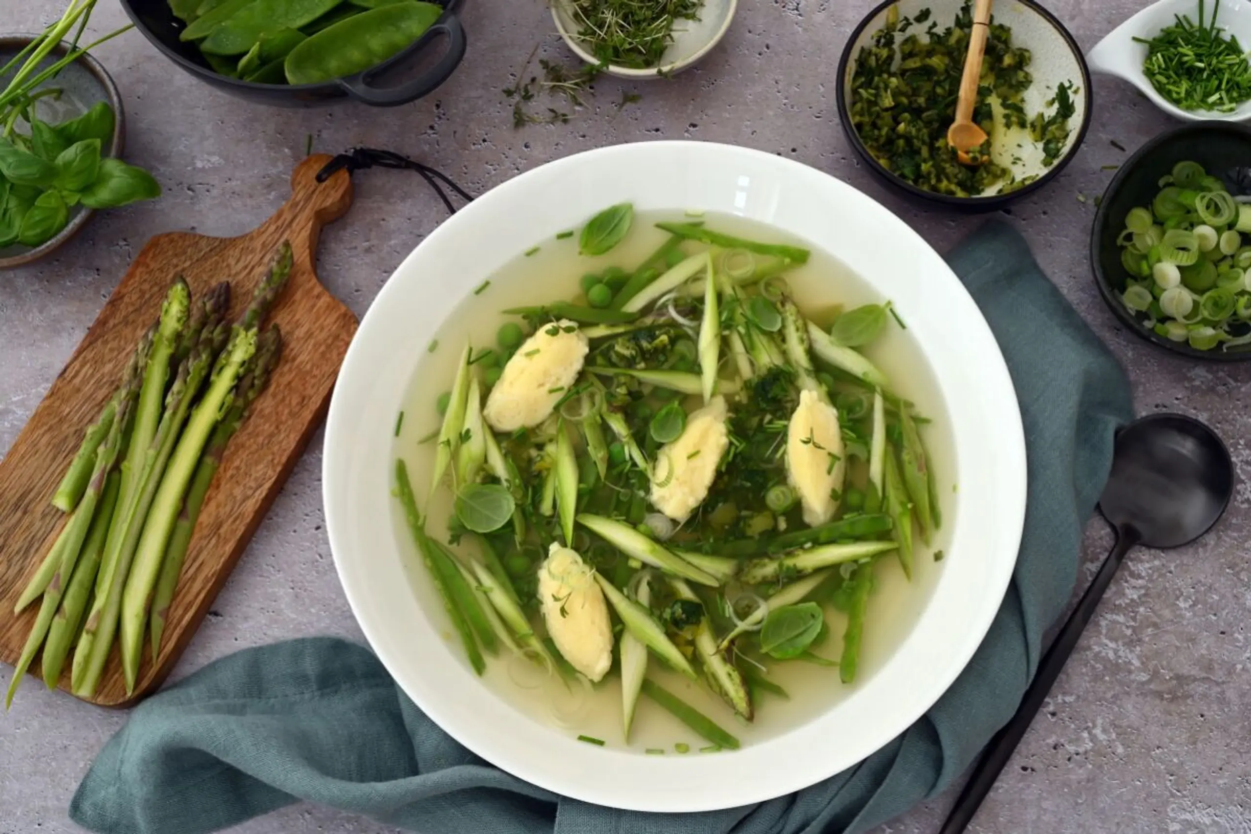 Diese Suppe mit Parmesan-Nockerln bringt den Frühling in den Teller