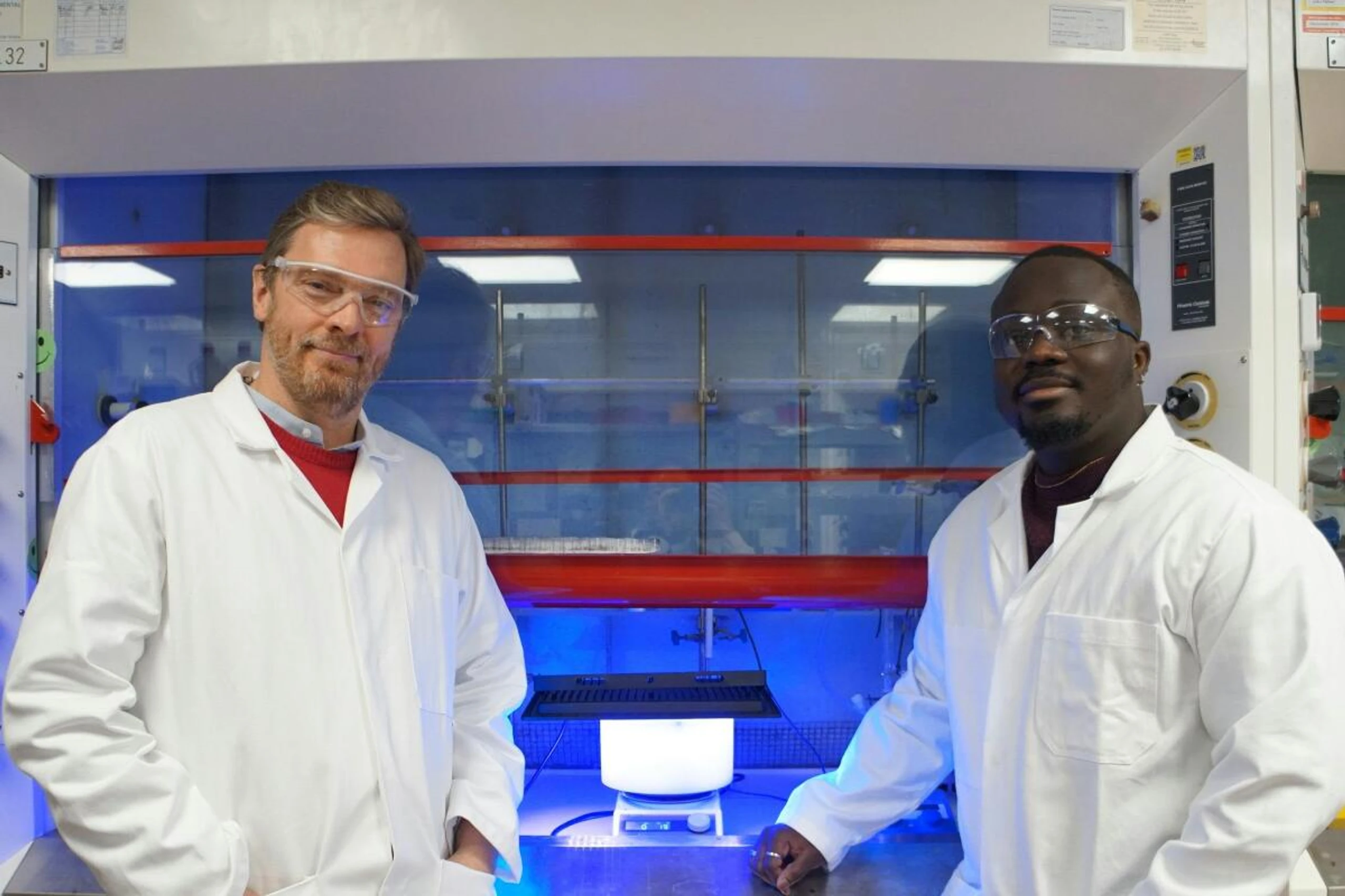 Erwin Reisner und Kay Kwarteng mit dem solarbetriebenen Reaktor zum Plastik-Recycling