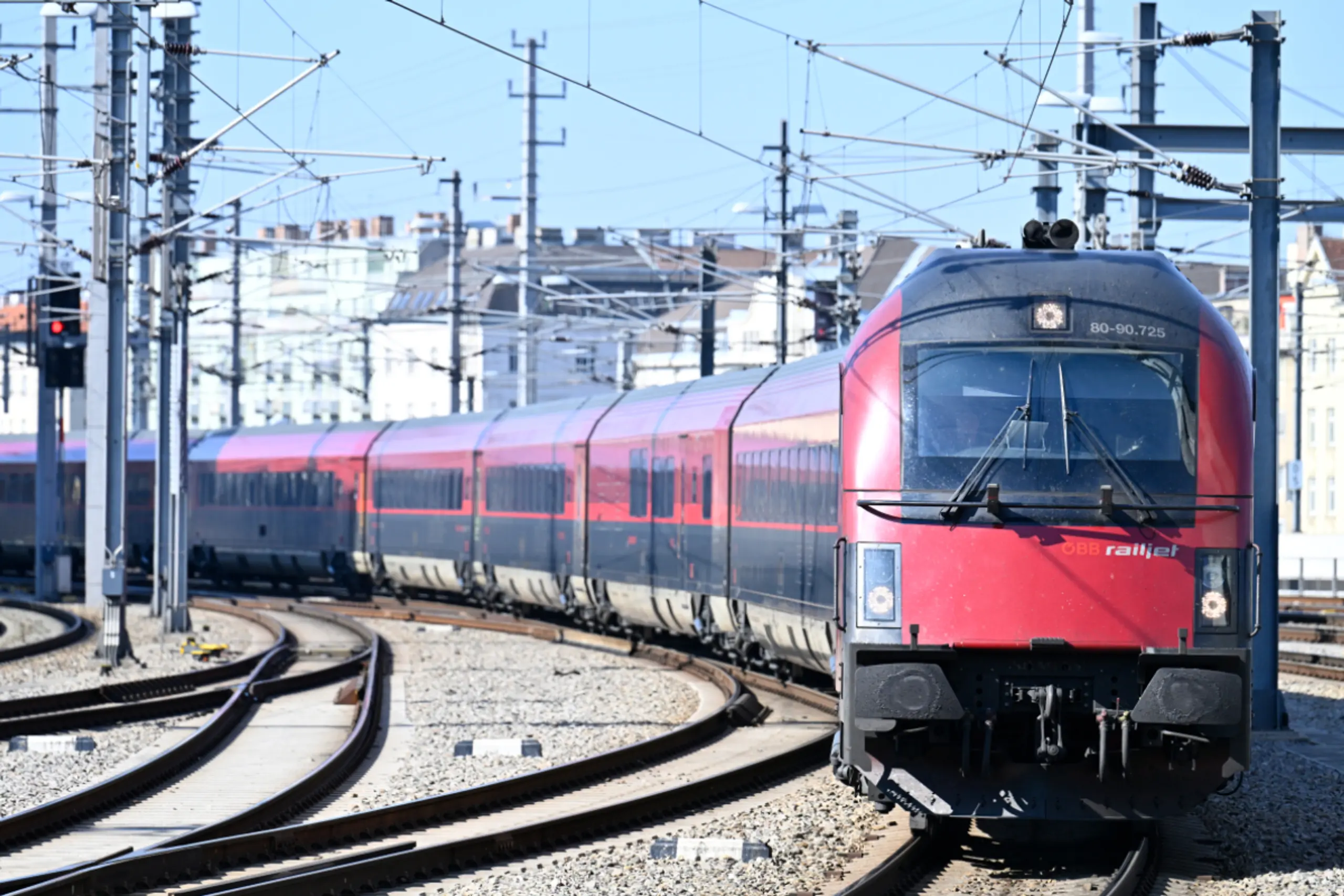 ÖBB-Railjet auf Wiener Gleisen