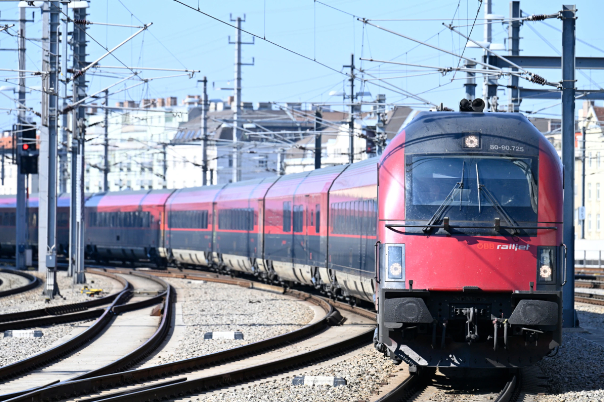 ÖBB-Railjet auf Wiener Gleisen