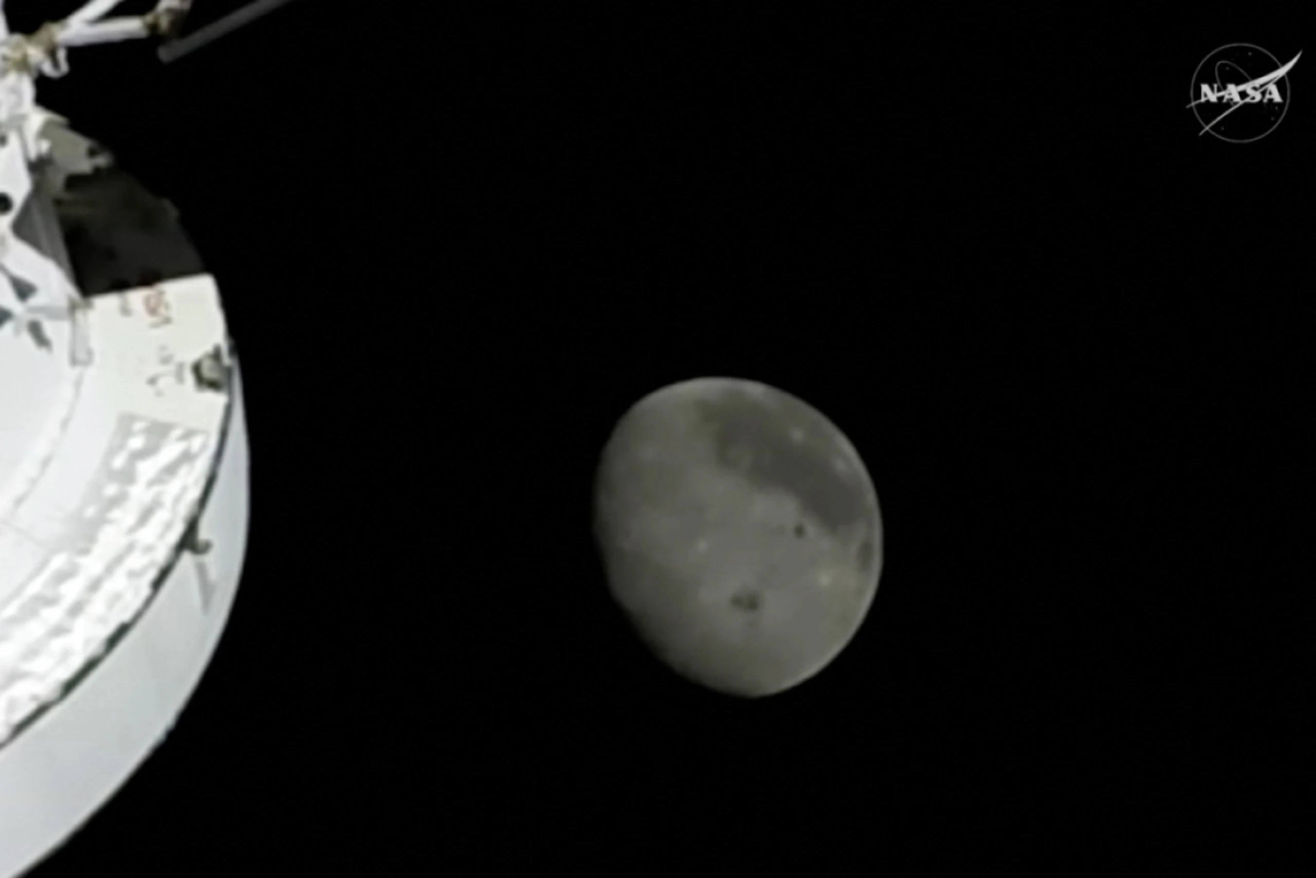 Mehr als 406.000 Kilometer von Erde entfernt und Mond umrundet