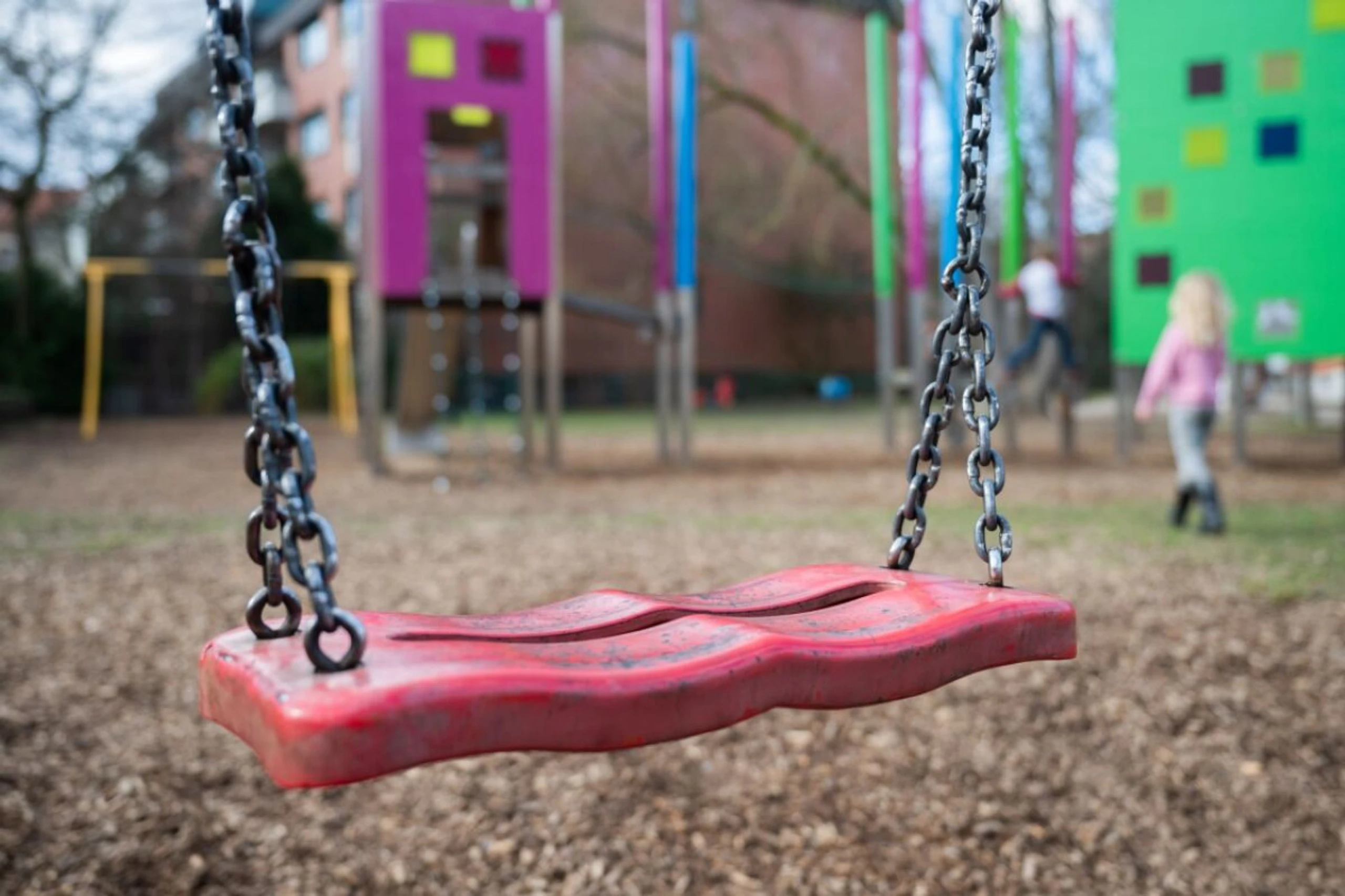 ++ ARCHIVBILD ++ Nach der Winterpause sollten Eltern Sandflächen und Spielgeräte prüfen