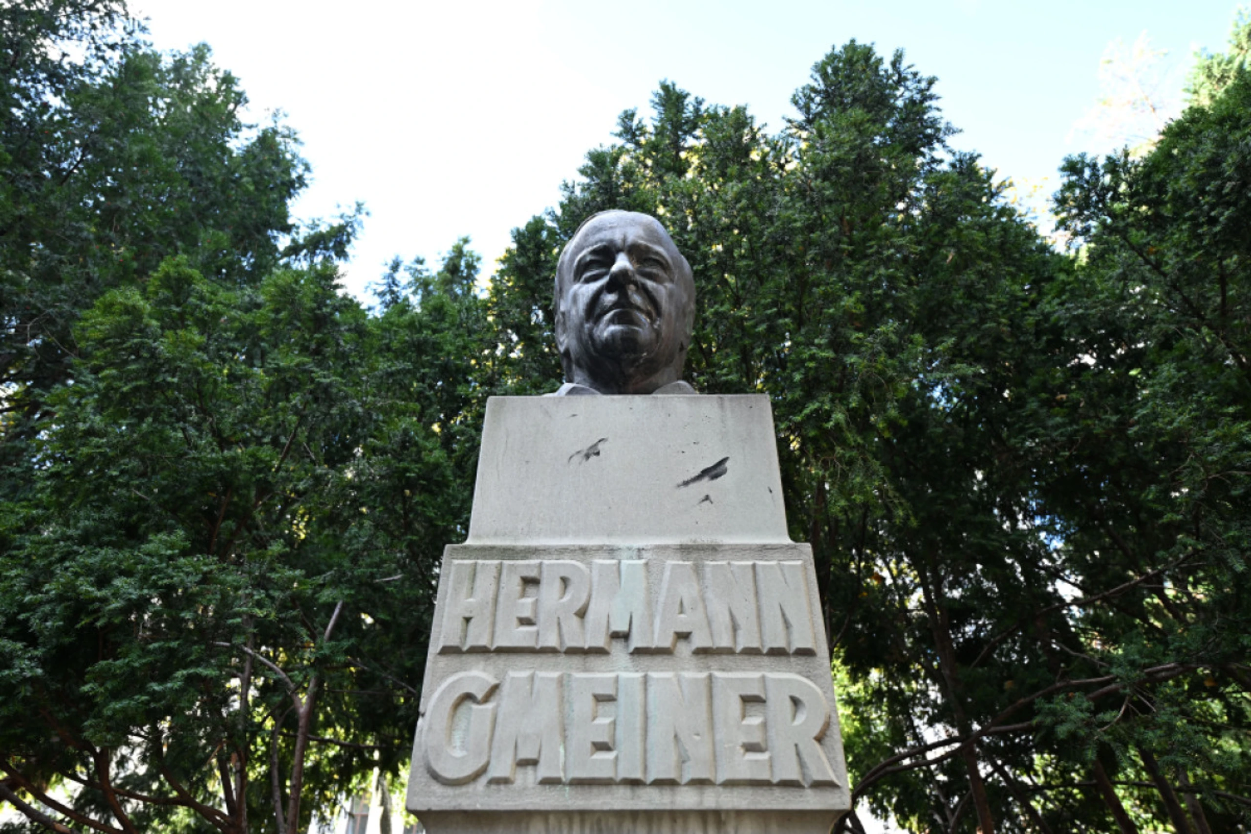 Auch Gmeiner-Denkmal im Park entfernt