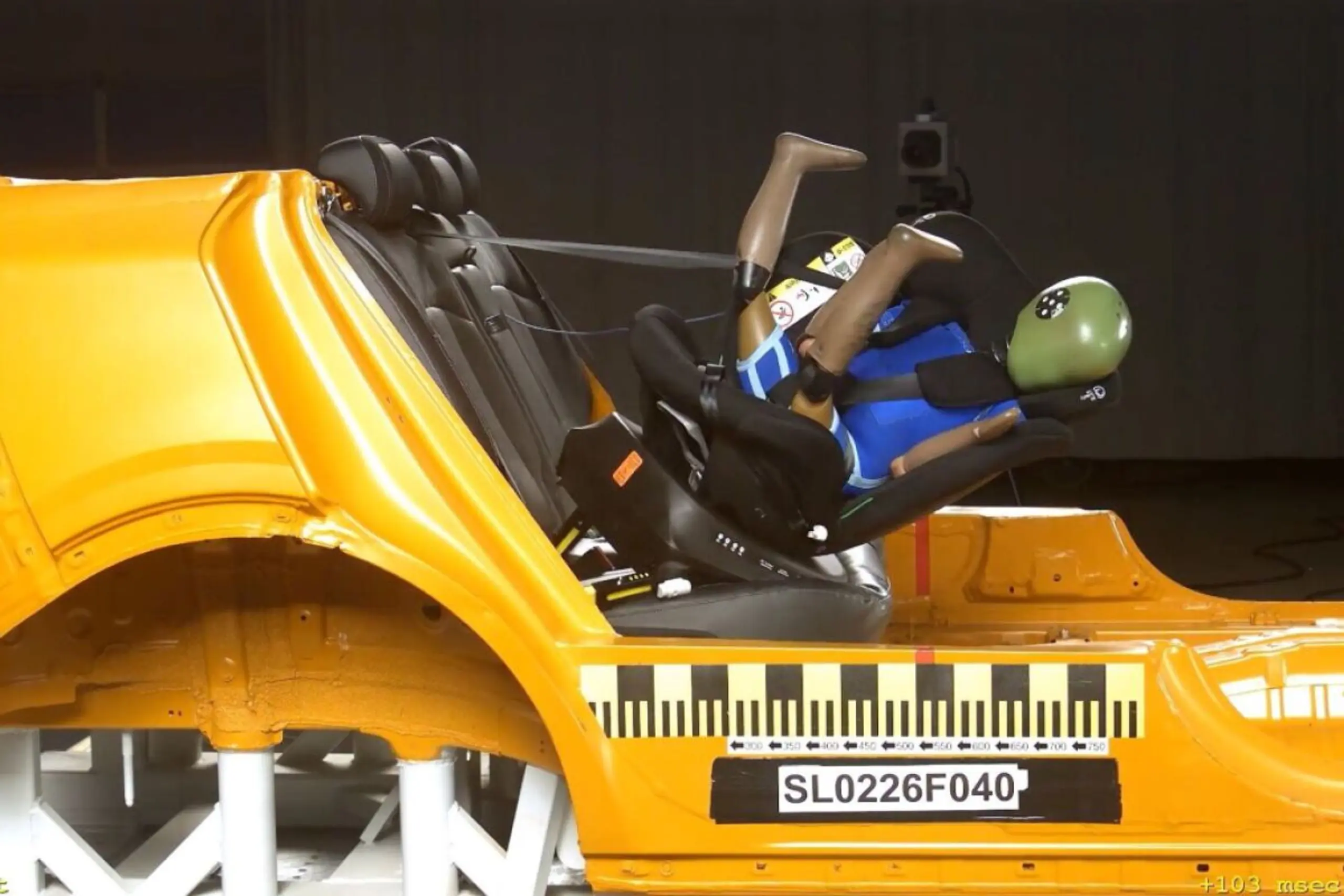 Acht Kindersitze versagten im Frontalaufprall