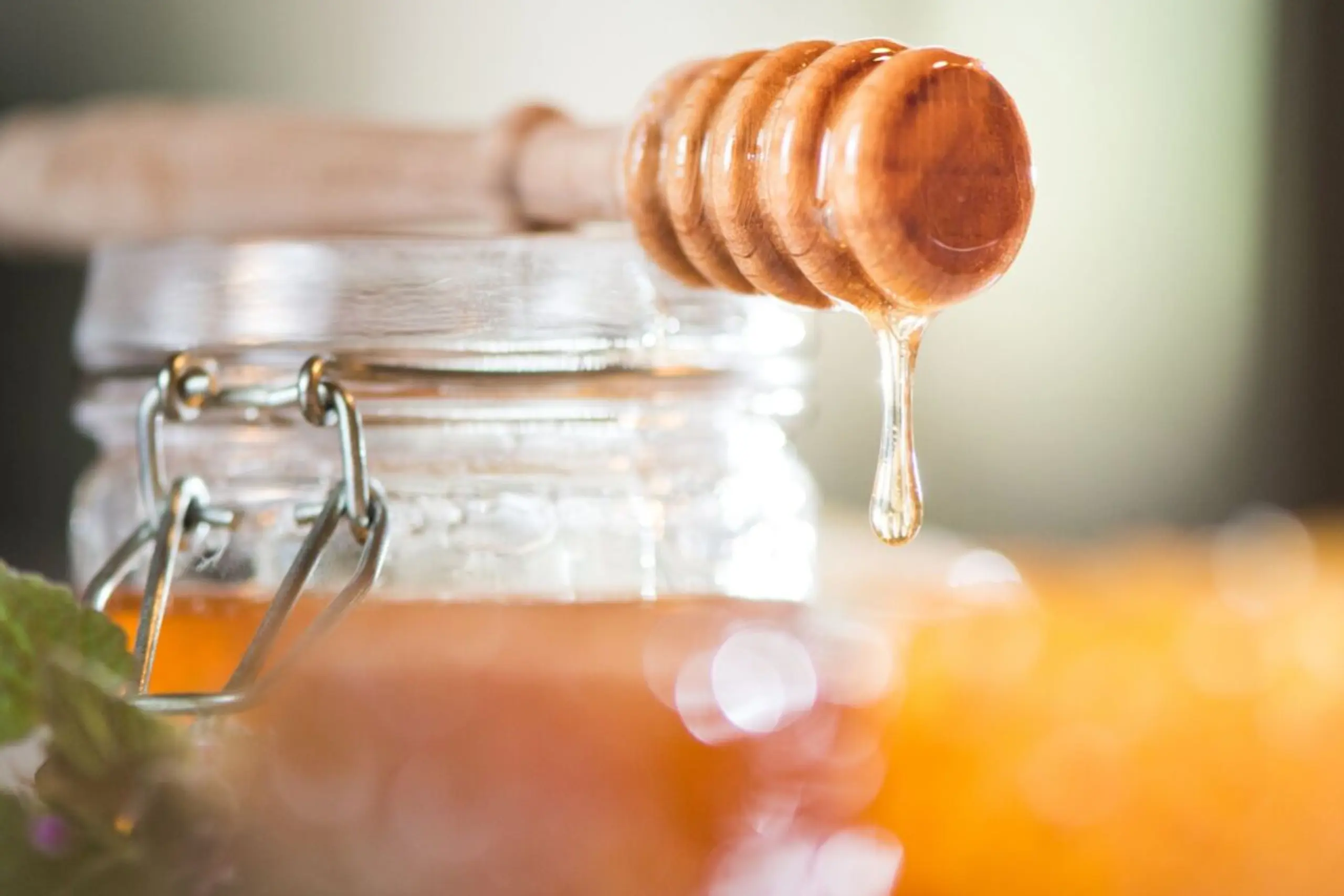 Der hohe Fruchtzuckeranteil im Akazienhonig sorgt für Flüssigkeit