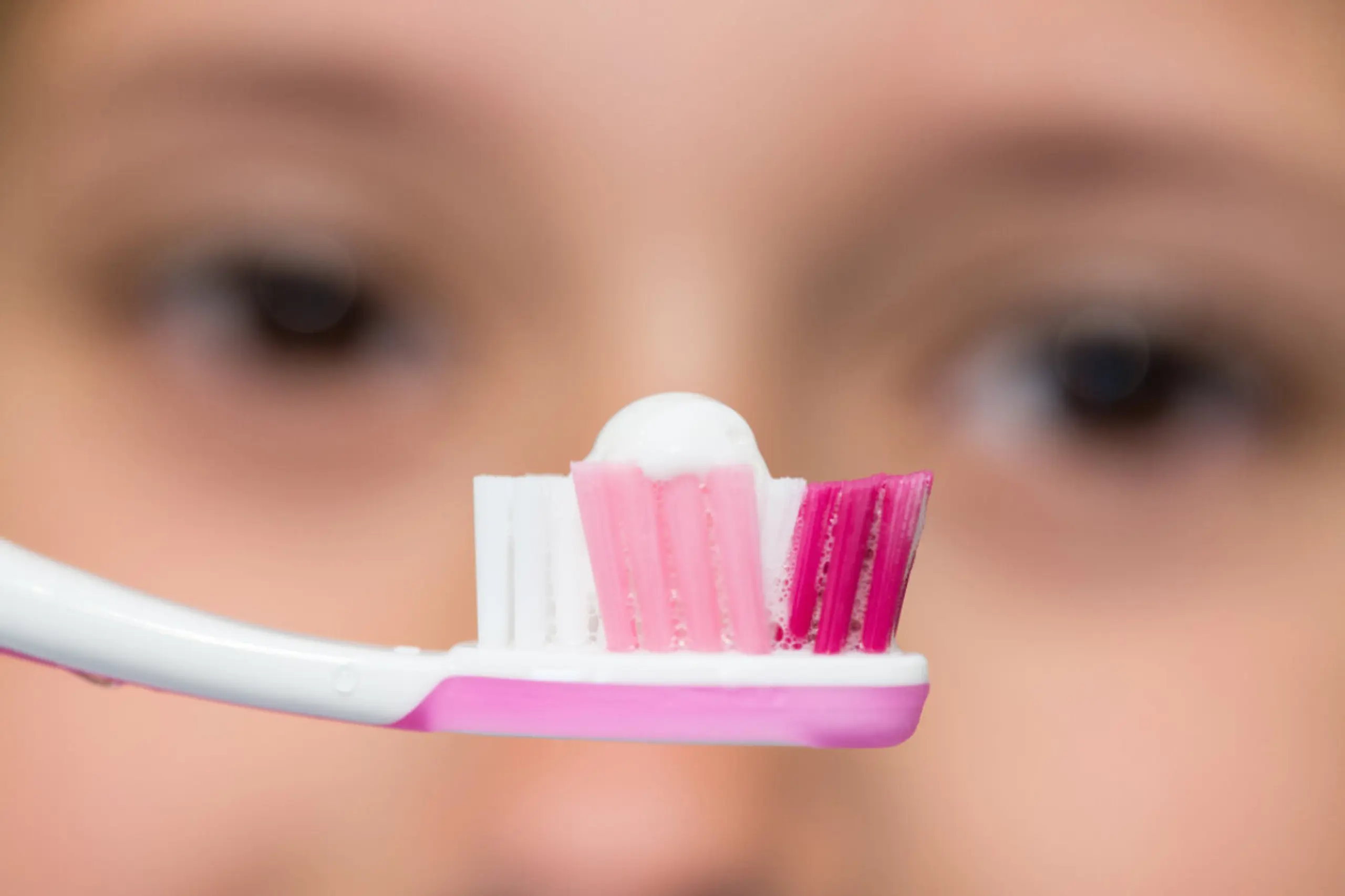 Zweimal täglich sollte man für zwei Minuten Zähne putzen