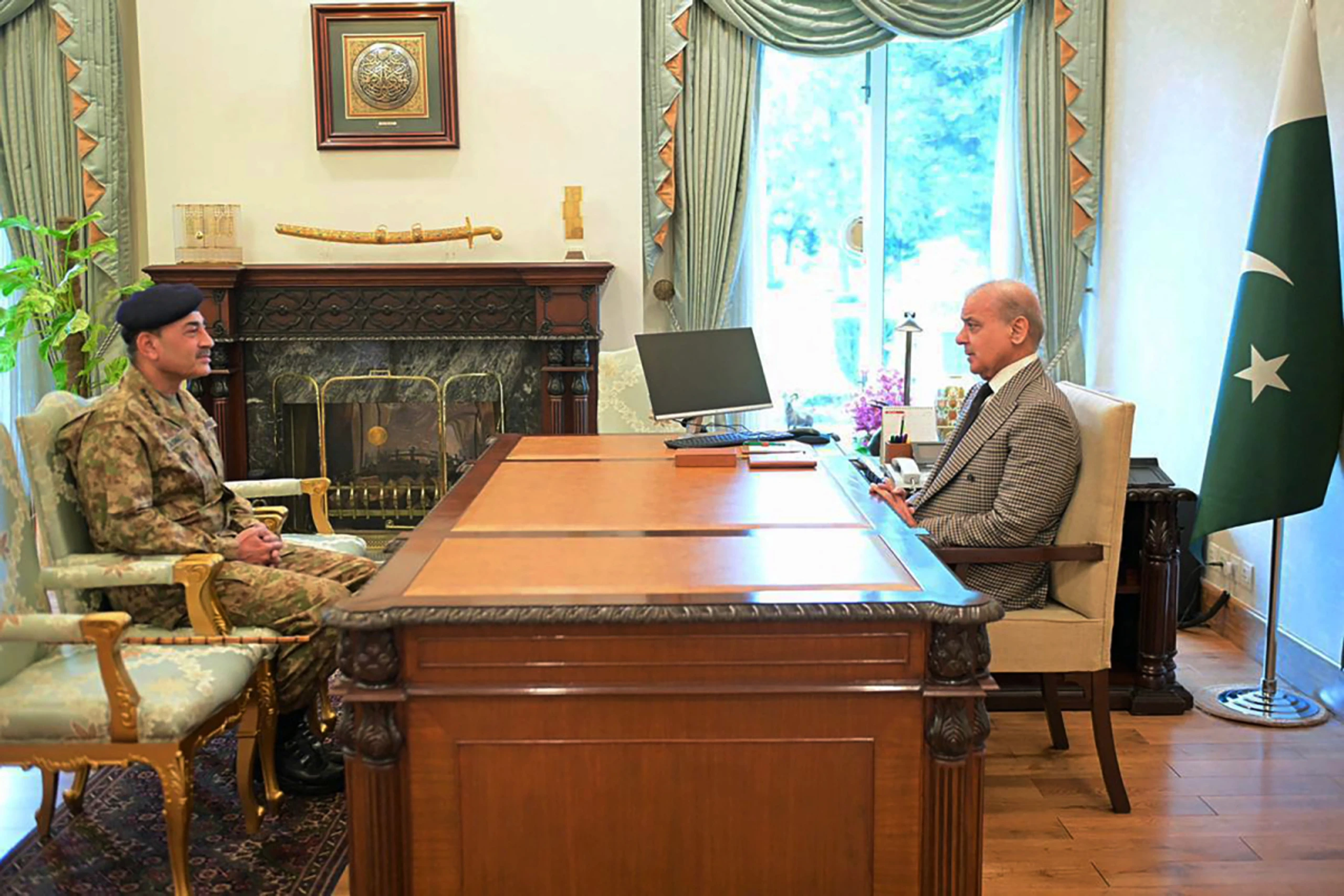 Pakistans Premier Sharif (r.) und Generalstabschef Asim Munir