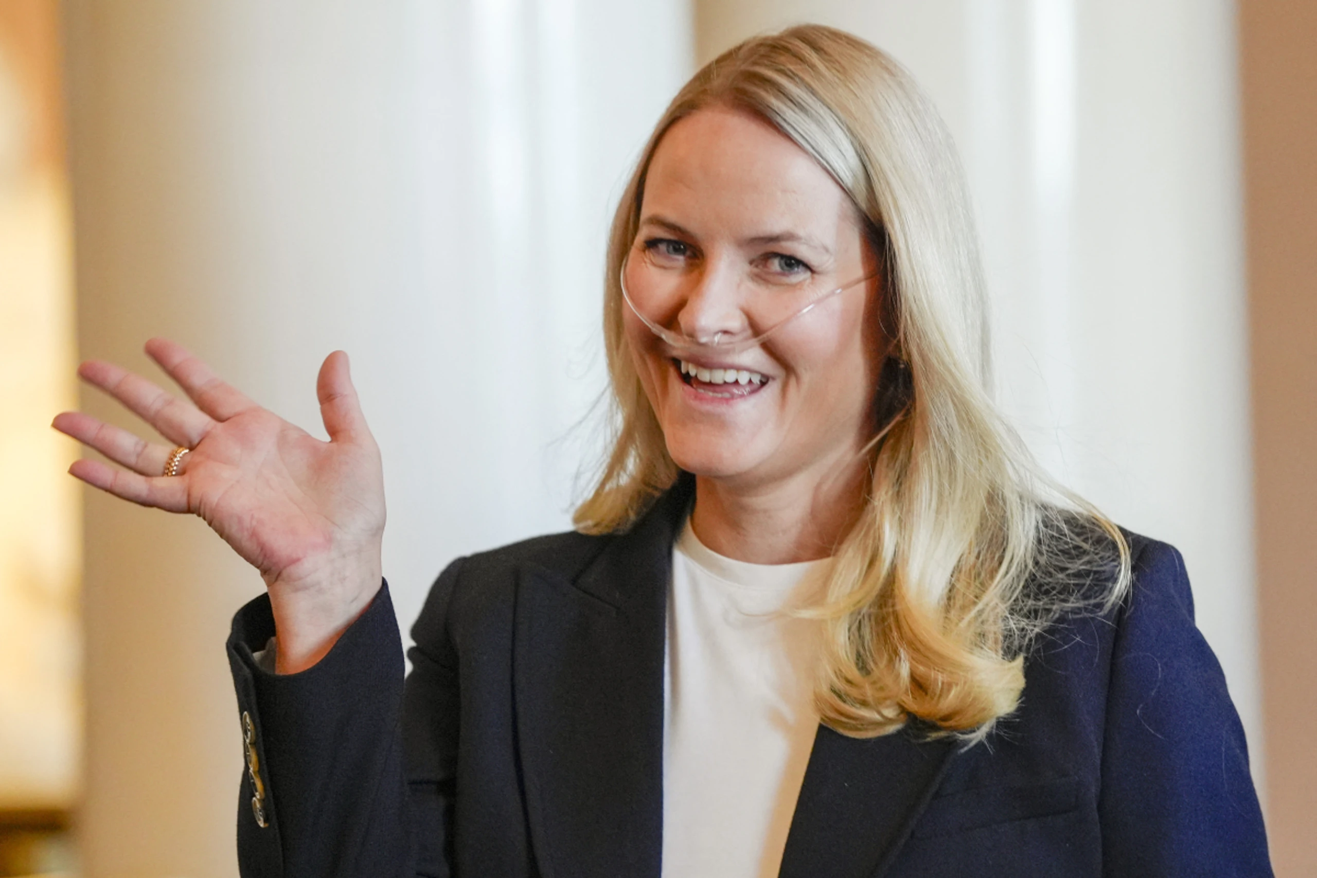 Kronprinzessin Mette-Marit mit Sauerstoffgerät bei offiziellem Termin