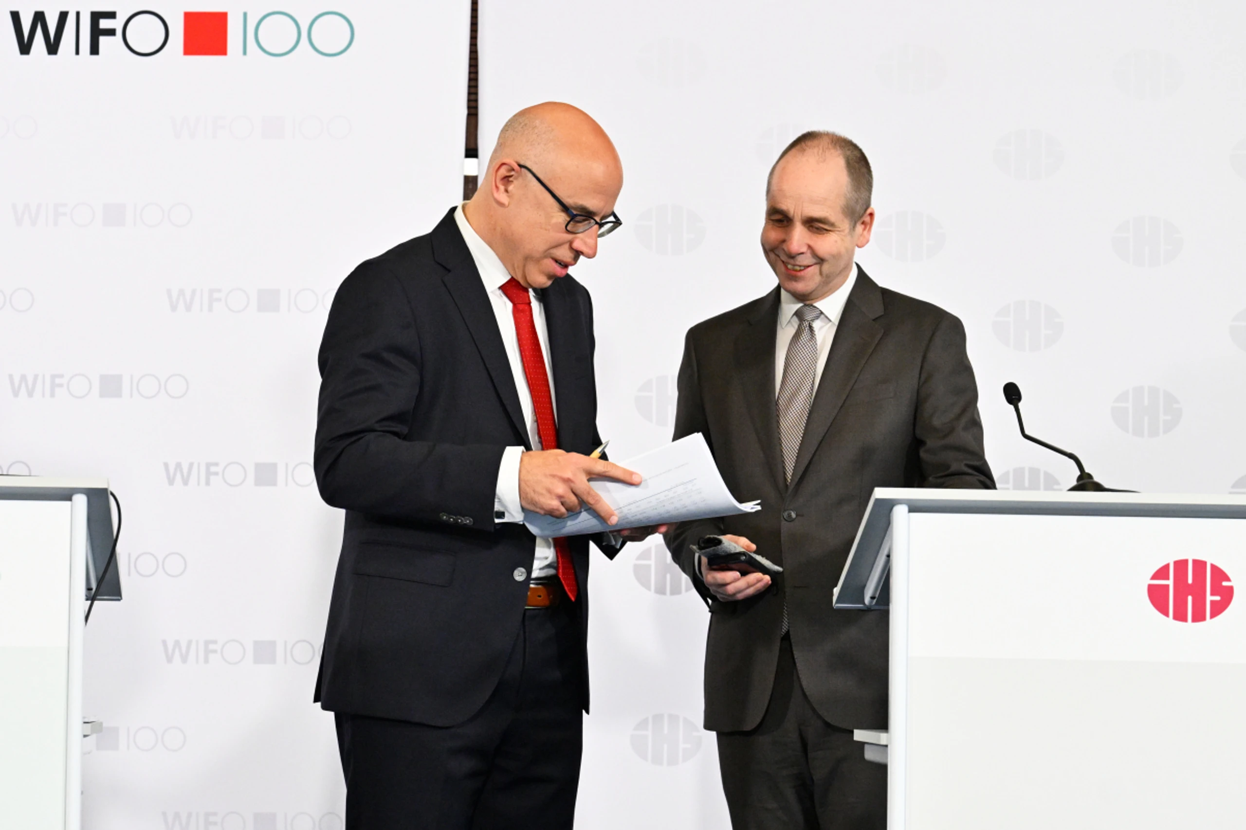 Die beiden Institutschefs bei der Vorstellung der Zahlen